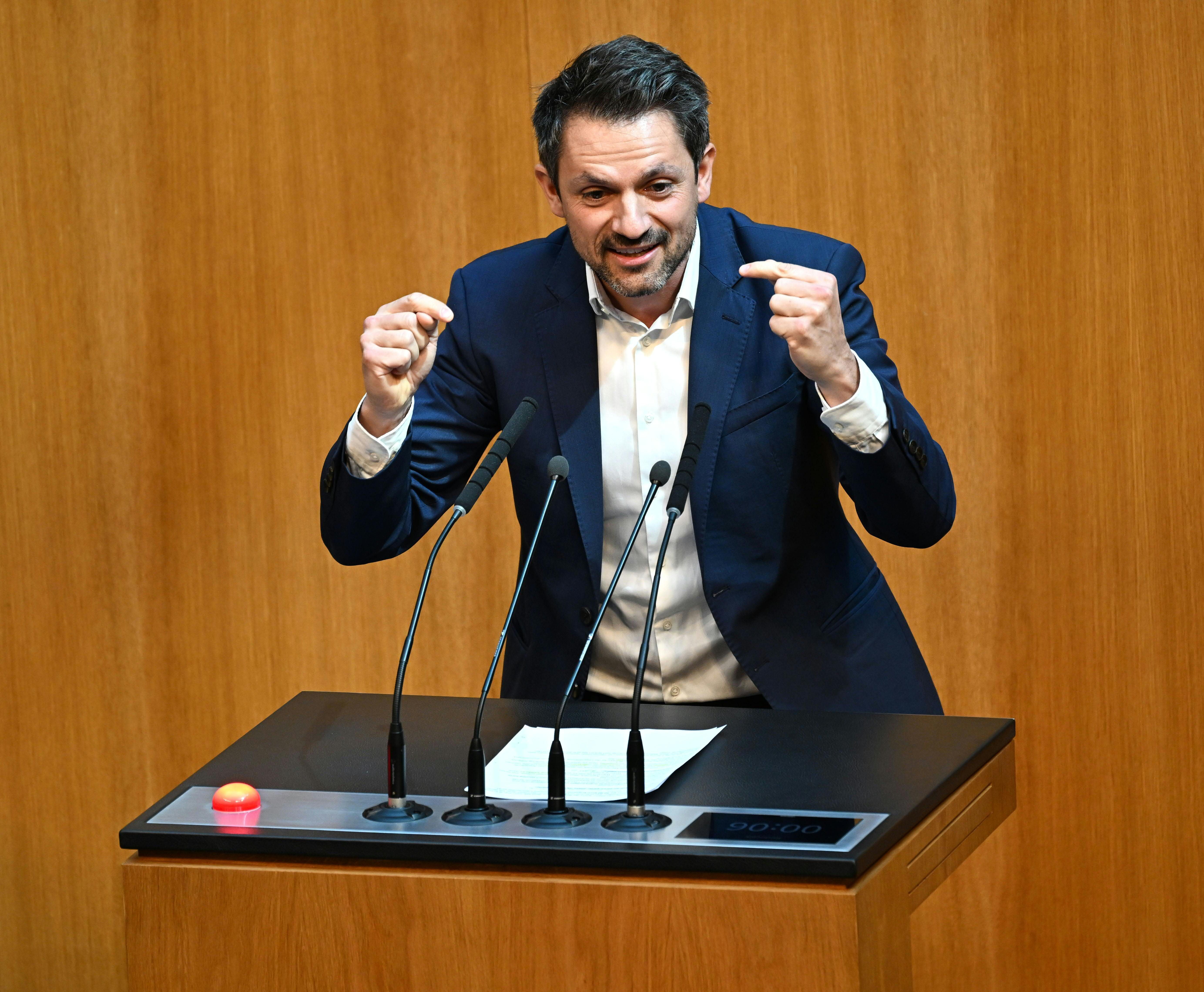 Jakob Schwarz am Rednerpult im Nationalrat.