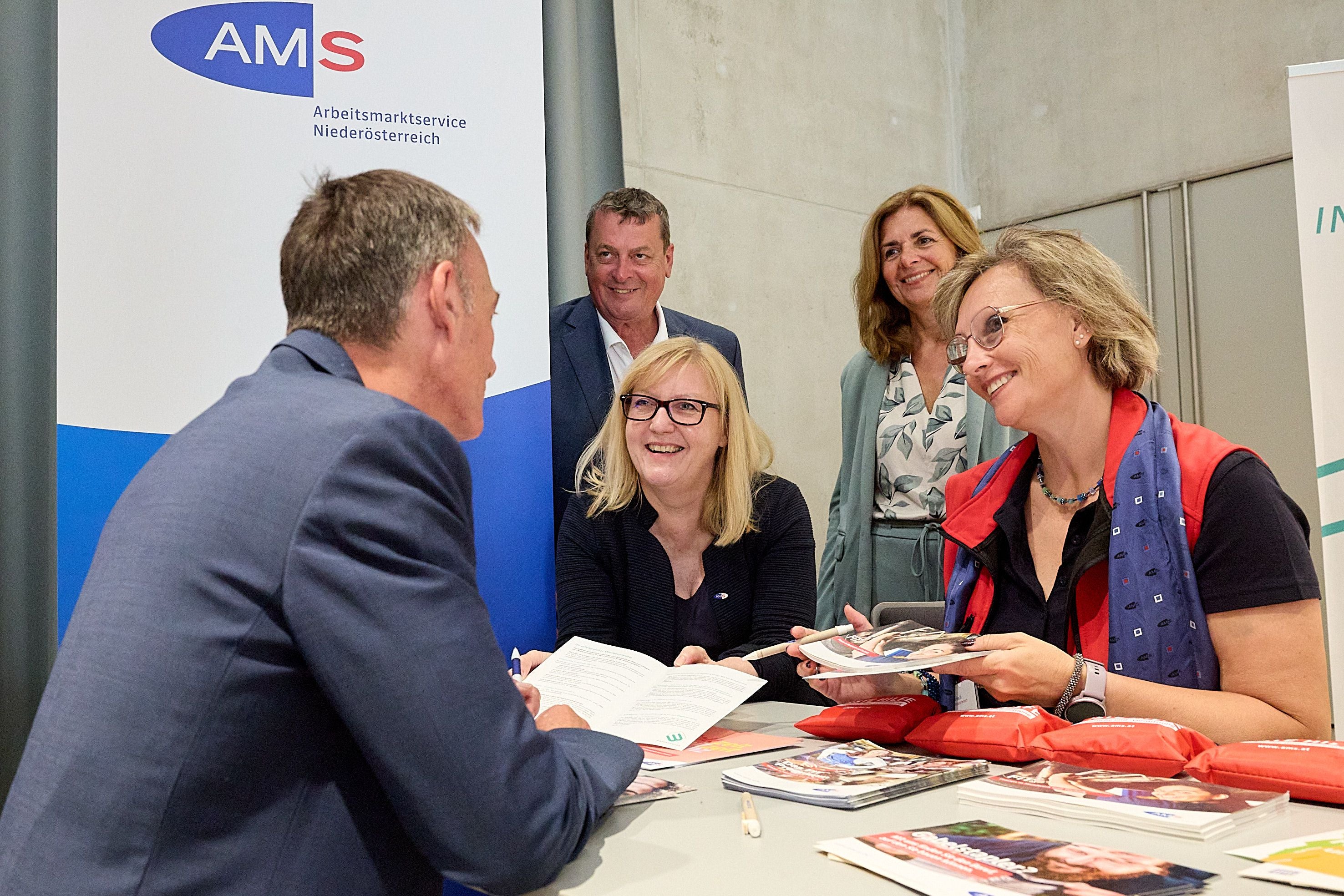 Horst Pammer (AK NÖ Vizepräsident), Sandra Kern (AMS NÖ-Landesgeschäftsführerin), Monika Eisenhuber (WKO NÖ Vizepräsidentin) bei der Beratung eines Jobsuchenden durch eine AMS NÖ Expertin (R).