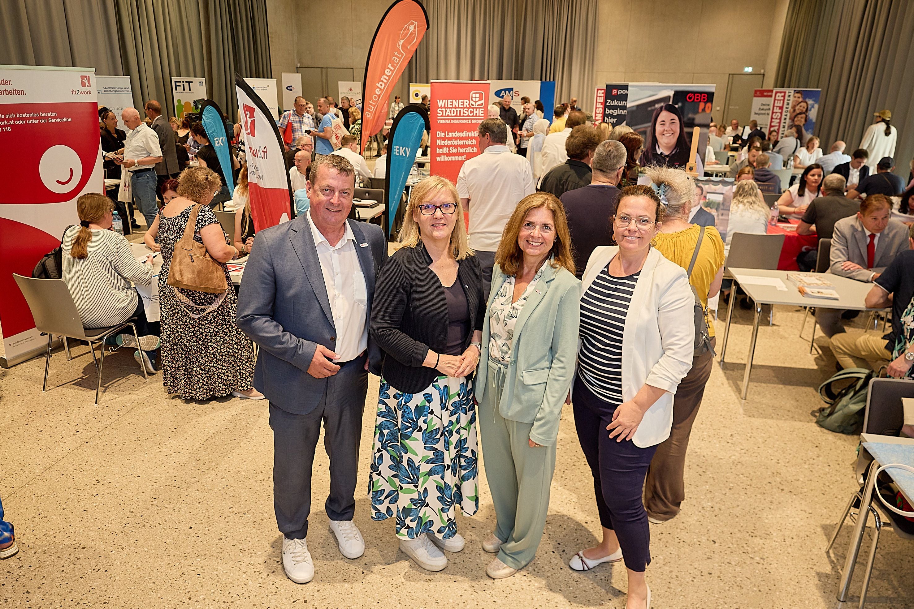 Horst Pammer (AK NÖ Vizepräsident), Sandra Kern (AMS NÖ-Landesgeschäftsführerin), Monika Eisenhuber (WKO NÖ Vizepräsidentin), Personalmanagerin Catrin Mayerhofer-Trajkovski.