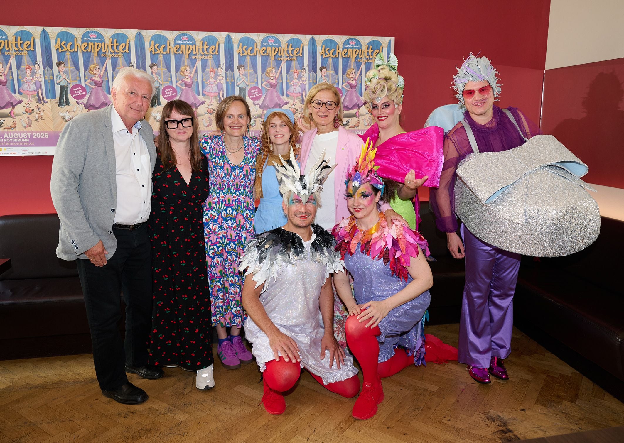 Franz Vinzens, Ortsvorsteher Poysbrunn, Autorin Michaela Riedl-Schlosser, Intendantin und Regisseurin Nina Blum, Patrizia Leitsoni (Aschenputtel), Landeshauptfrau Johanna Mikl-Leitner, Barbara Kramer (Stiefmutter), Johannes Kemetter (Schuh von Aschenputtel) und (vorne knieend) die weißte und die bunte Taube, Christian Kohlhofer und Gudrun Nikodem-Eichenhardt.