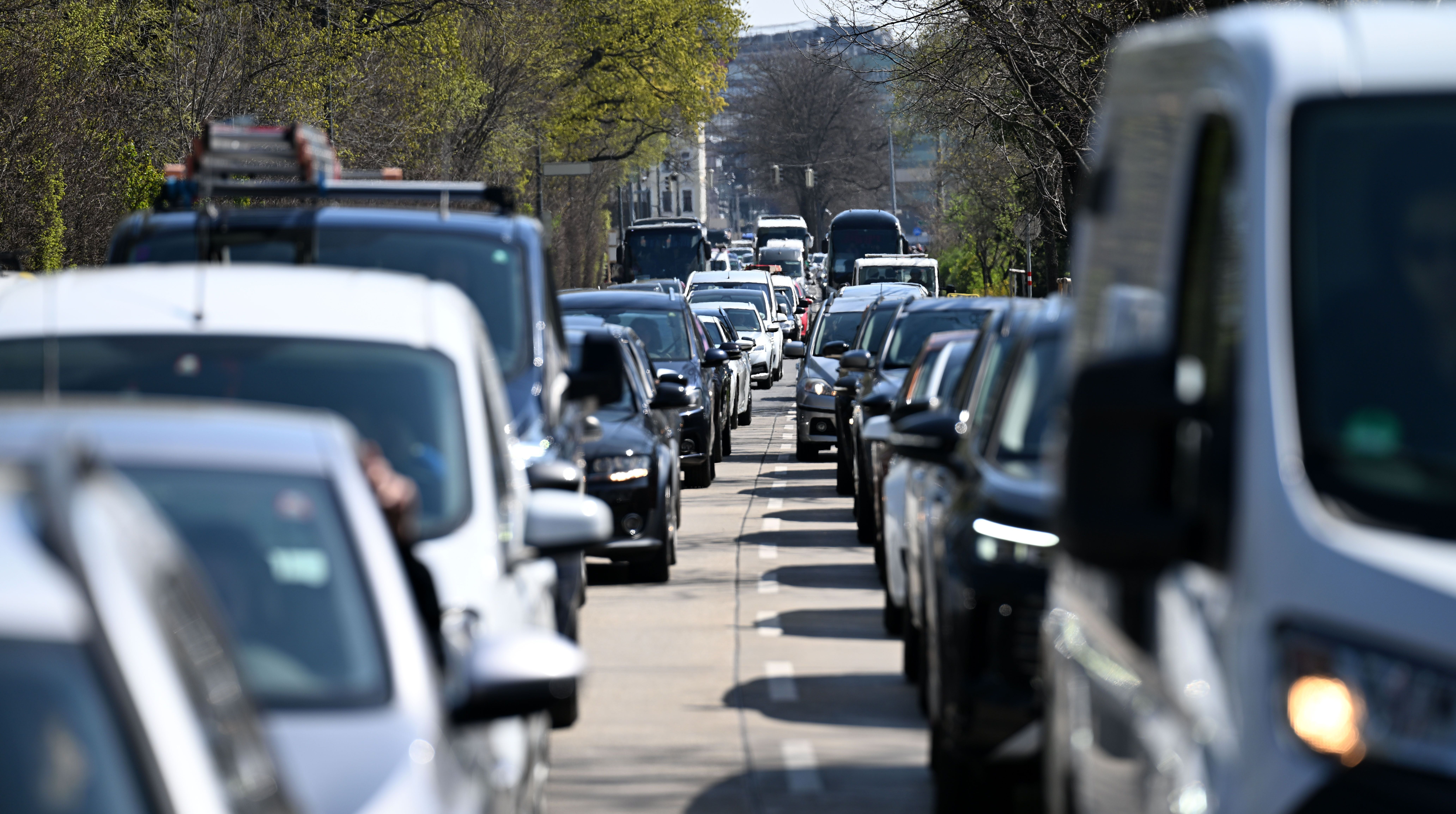 ABD0033_20260403 - WIEN - ÖSTERREICH: ++ THEMENBILD ++ Illustration zu den Themen Verkehr / Stau / Fahrzeuge / Pkw / Stadtverkehr / Reiseverkehr / Osterverkehr / Spritverbrauch / Benzinpreise / Verkehrsaufkommen. Im Bild: Verkehrssituation in Wien aufgenommen am Freitag, 3. April 2026. - FOTO: APA/HELMUT FOHRINGER