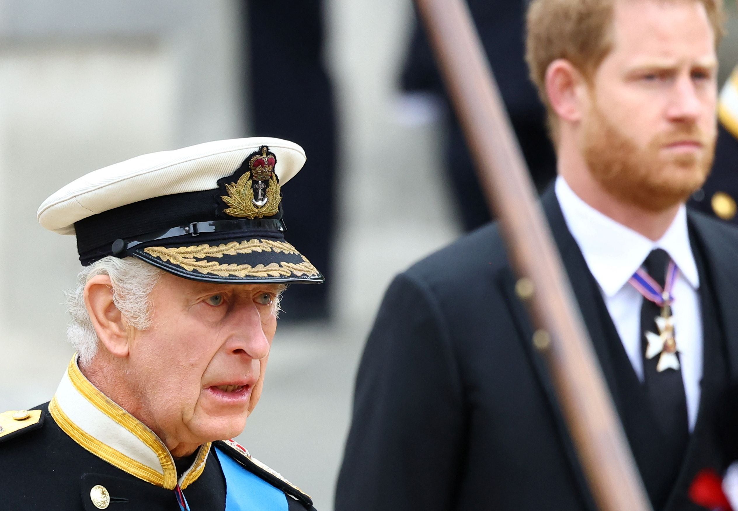 König Charles III. und Prinz Harry