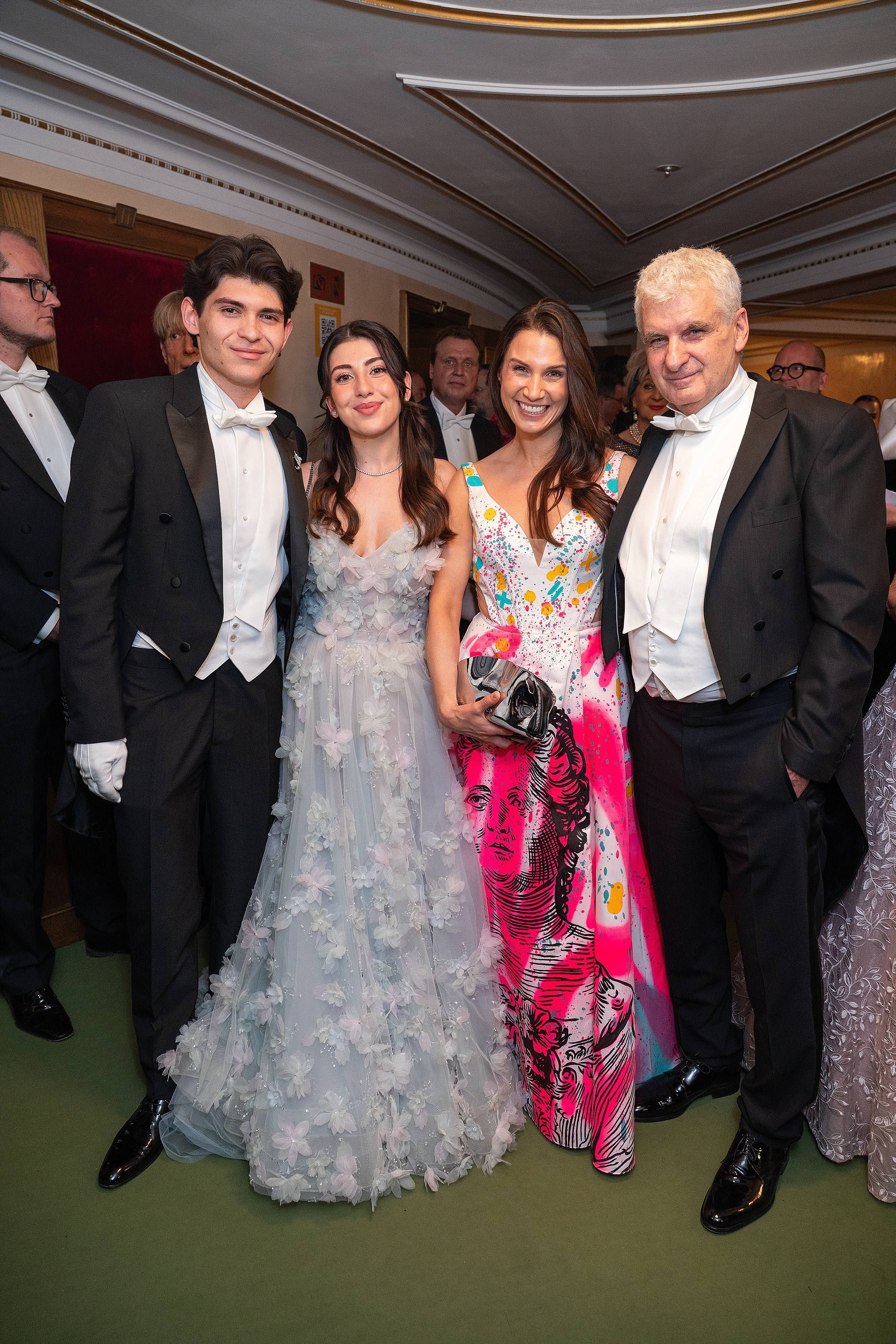 Paris Worseg mit Begleitung, Stiefmama Kristina und Papa Artur