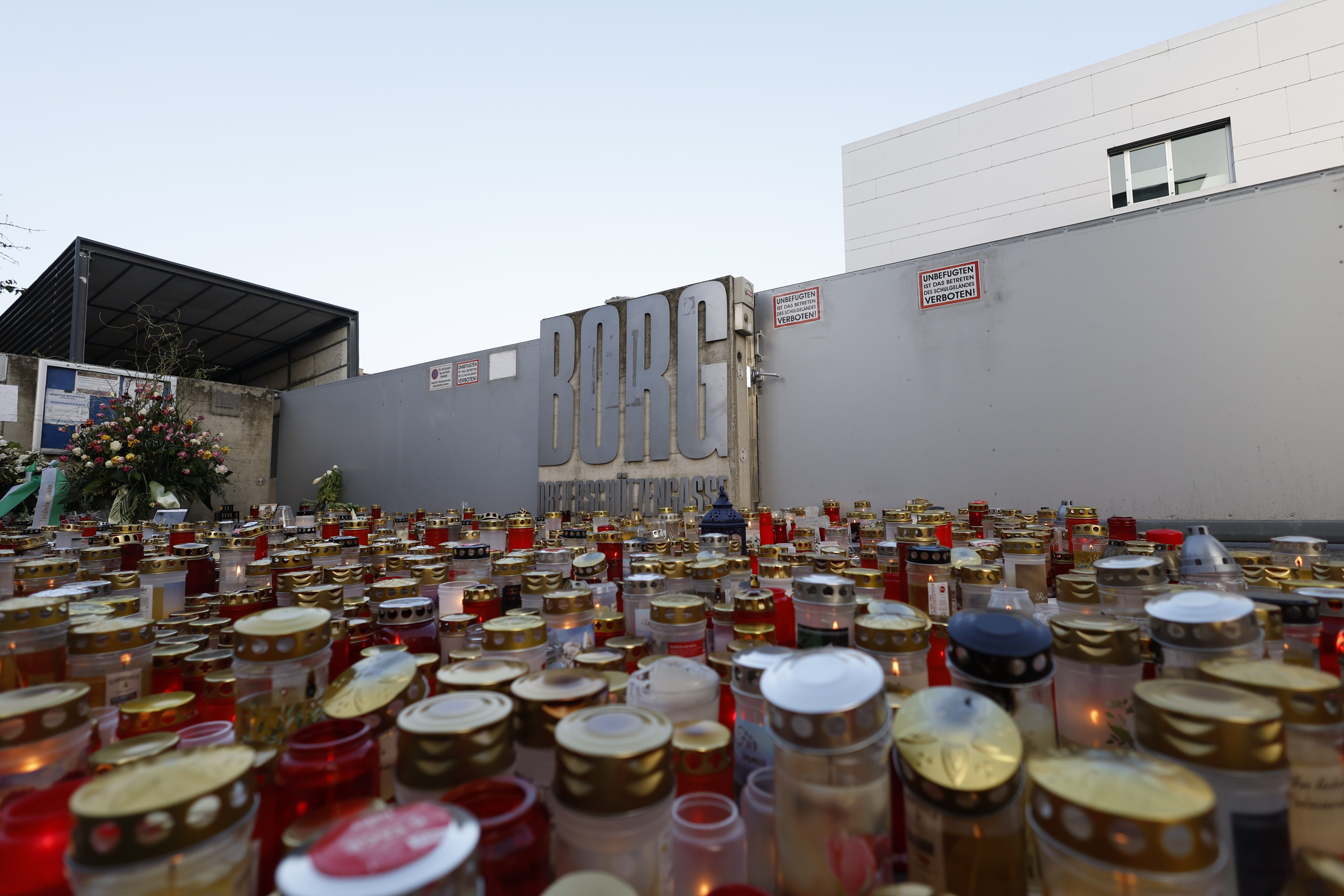ABD0249_20250612 - GRAZ - ÖSTERREICH: Kerzen vor der Schule am Donnerstag, 12. Juni 2025, anl. einer Attacke mit zehn Todesopfern in einer Schule in Graz. - FOTO: APA/ERWIN SCHERIAU