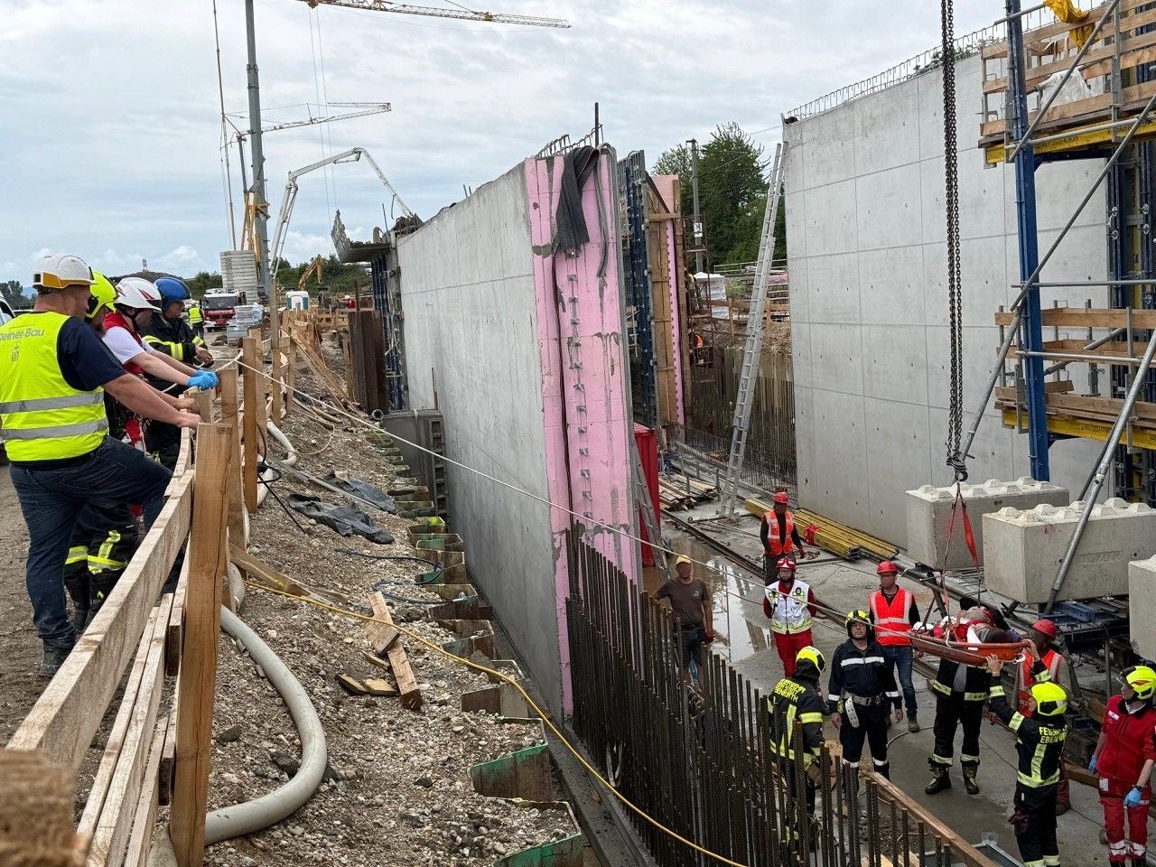 Der Verletzte wird von den Einsatzkräften geborgen.