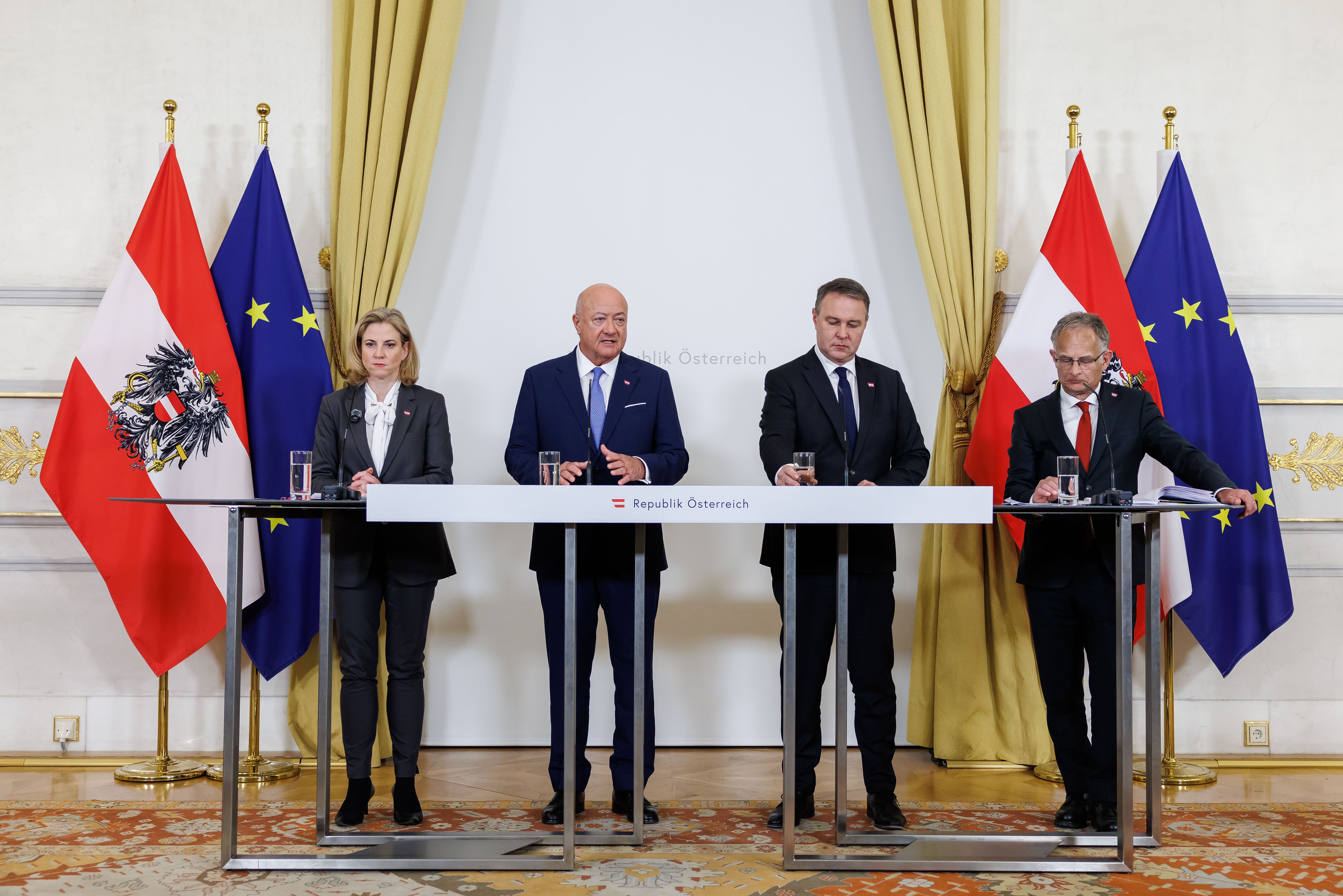 ABD0085_20260427 - WIEN - ÖSTERREICH: (v.l.) Außenministerin und NEOS-Chefin Beate Meinl-Reisinger, Bundeskanzler Christian Stocker (ÖVP), Vizekanzler Andreas Babler (SPÖ) und Finanzminister Markus Marterbauer (SPÖ) am Montag, 27. April 2026, anlässlich eines Medienstatements der Regierung zum Doppelbudget im Bundeskanzleramt in Wien. - FOTO: APA/FLORIAN WIESER