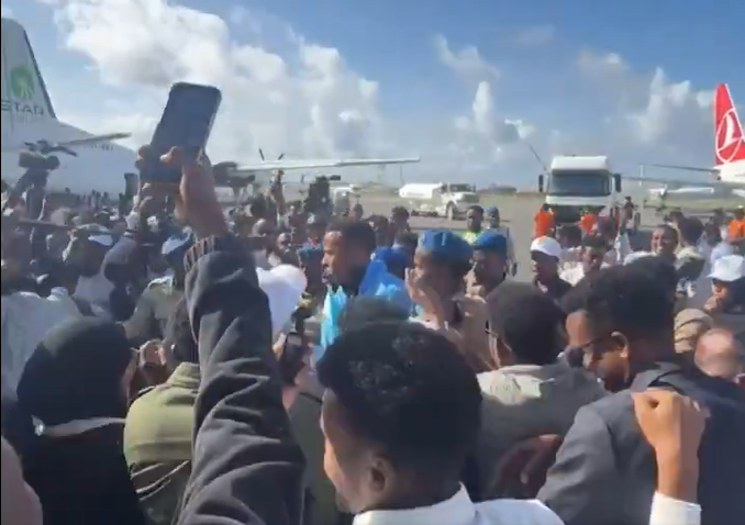 Feierlicher Empfang des Schiedsrichters in Somalia.