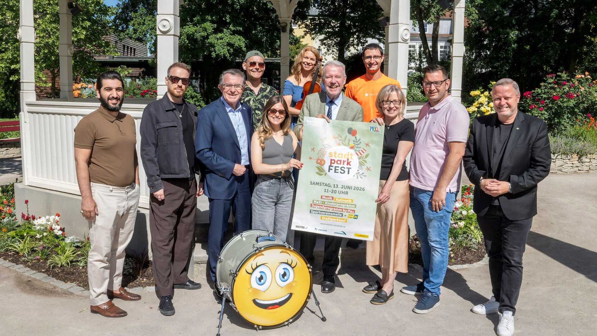 Gemeinderat Kanber Demir, Rainer Wagner (Your Stage), Kulturstadtrat Franz Piribauer, Franz Löchinger, Lisa Salinger (MÄX), Cordula Schröck (WN Instrumentalisten), Bürgermeister Klaus Schneeberger, Bernhard Rauch (Sport Pflug), Alexandra Potzmann (Stadtmarketing), Stadtrat LAbg. Philipp Gerstenmayer und Zweiter Vizebürgermeister LAbg. Rainer Spenger