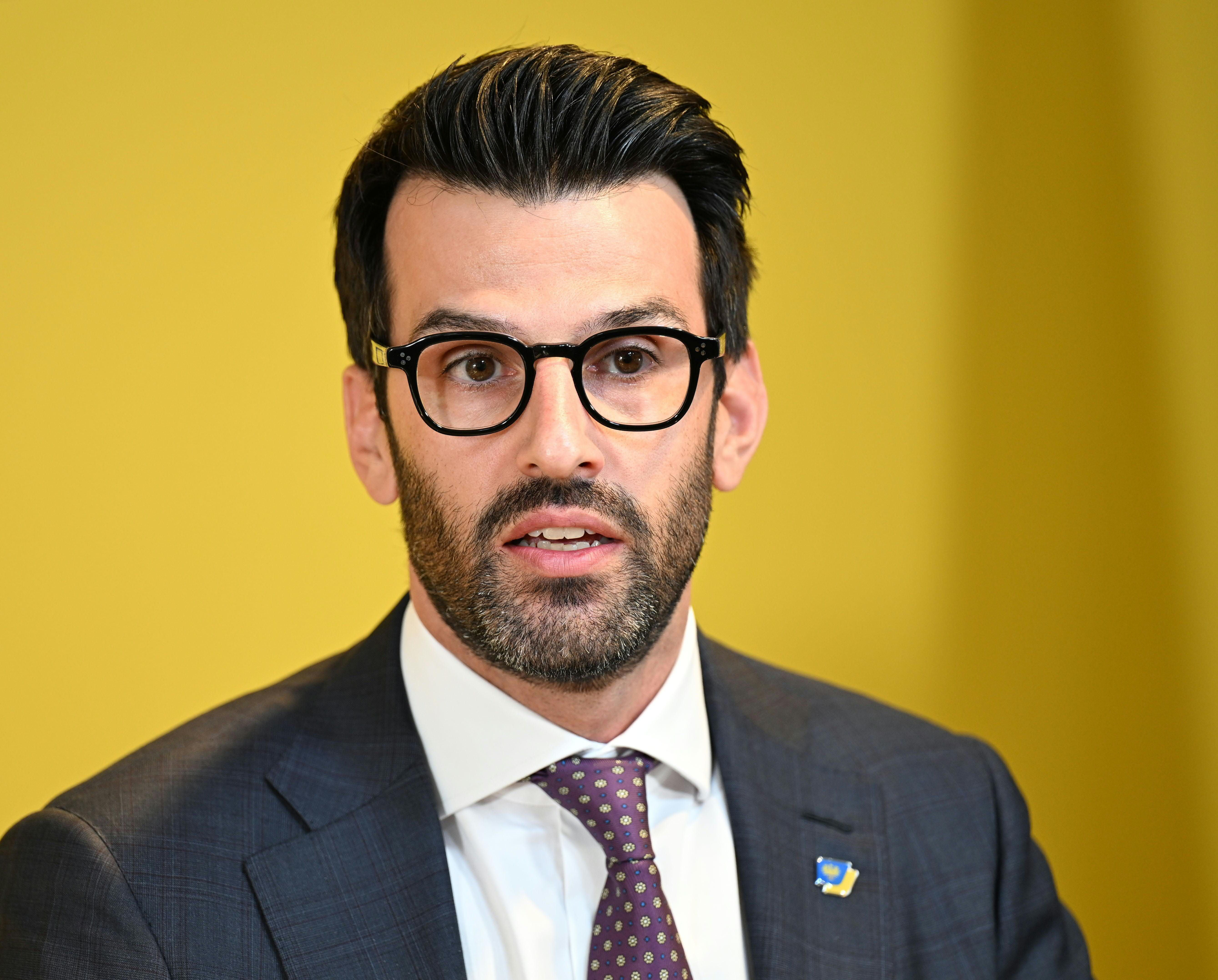 ABD0131_20260311 - WOLKERSDORF - ÖSTERREICH: FPÖ-Landesvize Udo Landbauer am Mittwoch, 11. März 2026, anl. einer PK 'Ergebnisse der Regierungsklausur von ÖVP und FPÖ' in Wolkersdorf. - FOTO: APA/HELMUT FOHRINGER