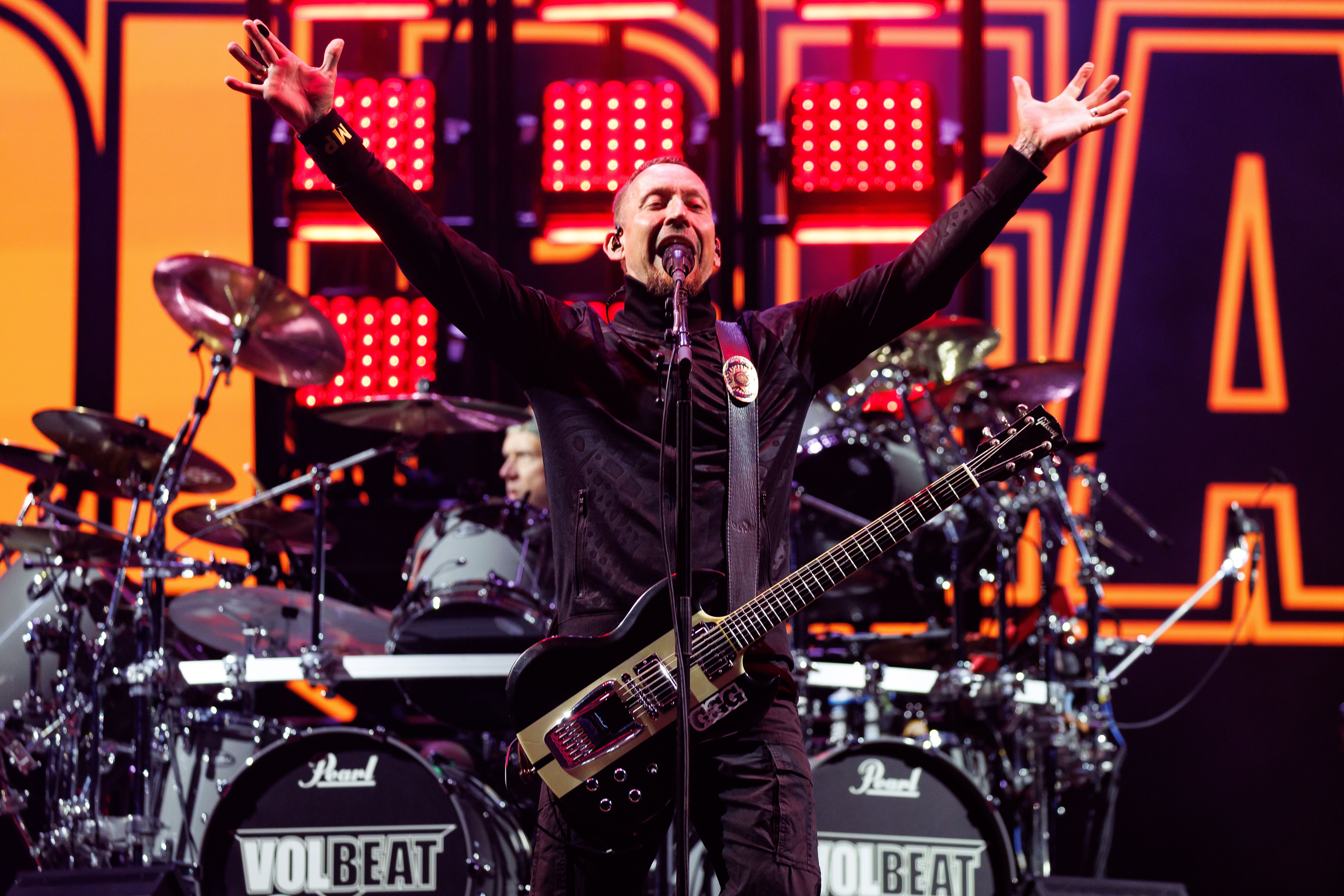 ABD0009_20260612 - NICKELSDORF - ÖSTERREICH: Der Sänger und Gitarrist Michael Poulsen der Band 'Volbeat' während eines Konzertes auf der 'Blue Stage' im Rahmen des 'Nova Rock 2026' Festivals am Donnerstag, 11. Juni 2026 im burgenländischen Nickelsdorf. Das Festival findet vom Donnerstag, 11. Juni bis Sonntag 14. Juni 2026 in Nickelsdorf statt. - FOTO: APA/FLORIAN WIESER