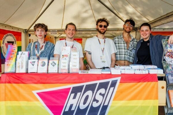 Aktivist*innen der HOSI Wien informieren im Vienna Pride Village vor Ort.