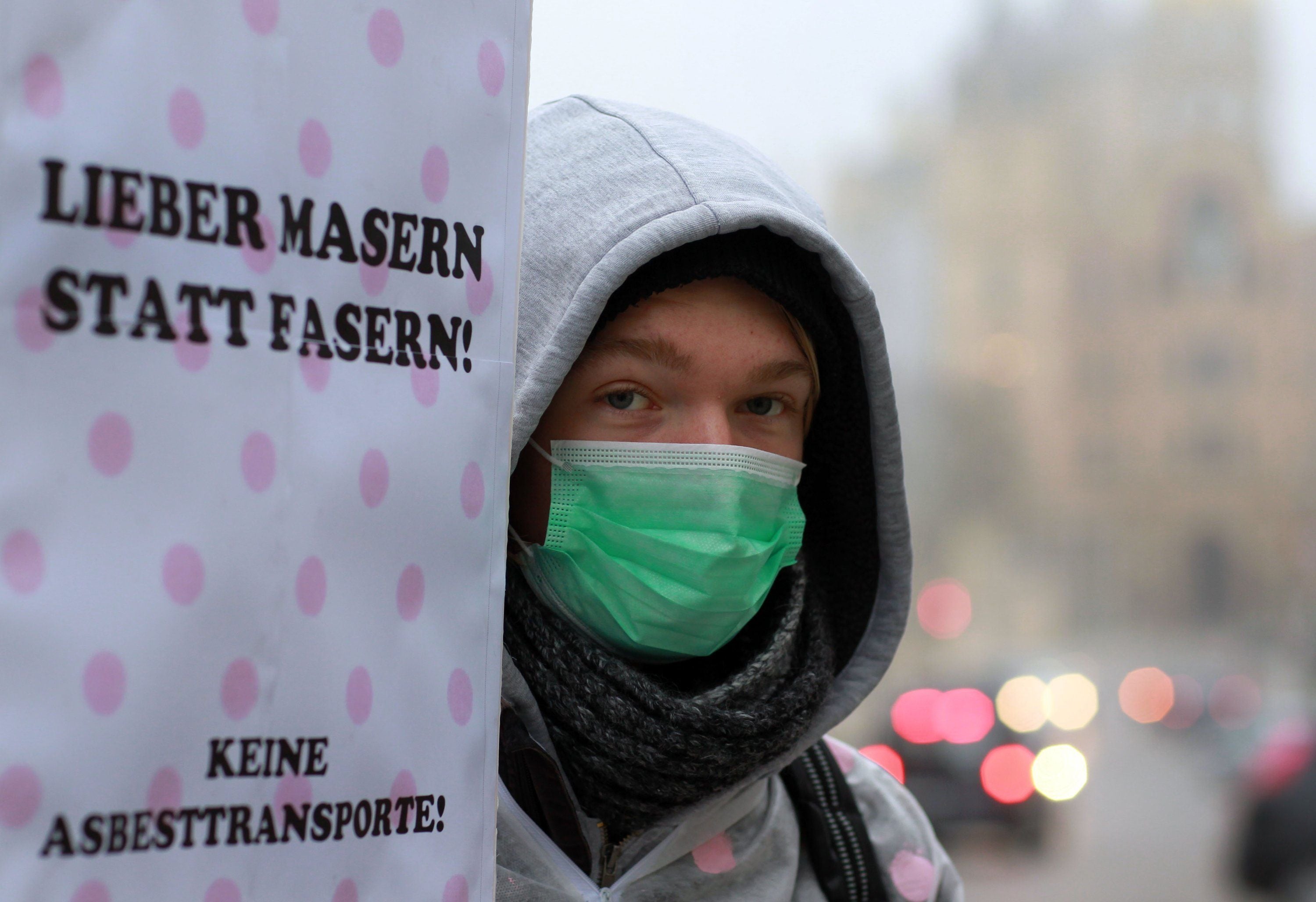 Aktivisten vom Bund für Umwelt und Naturschutz Deutschland (BUND) und von der Bürgerinitiative 'Stoppt die Deponie Schönberg' protestieren am Freitag (18.11.2011) vor der Schweriner Staatskanzlei gegen geplante Asbesttransporte zur landeseigenen Deponie Ihlenberg bei Schönberg (Nordwestmecklenburg). Von einer Industriebrache in Wunstorf bei Hannover sollen rund 130.000 Tonnen Asbestschlamm zur Deponie bei Schönberg gebracht werden. Bürgerinitiativen befürchten Gesundheitsgefährdungen durch die krebsauslösenden Fasern. Foto: Jens Büttner dpa/lmv/lno/lni +++(c) dpa - Bildfunk+++