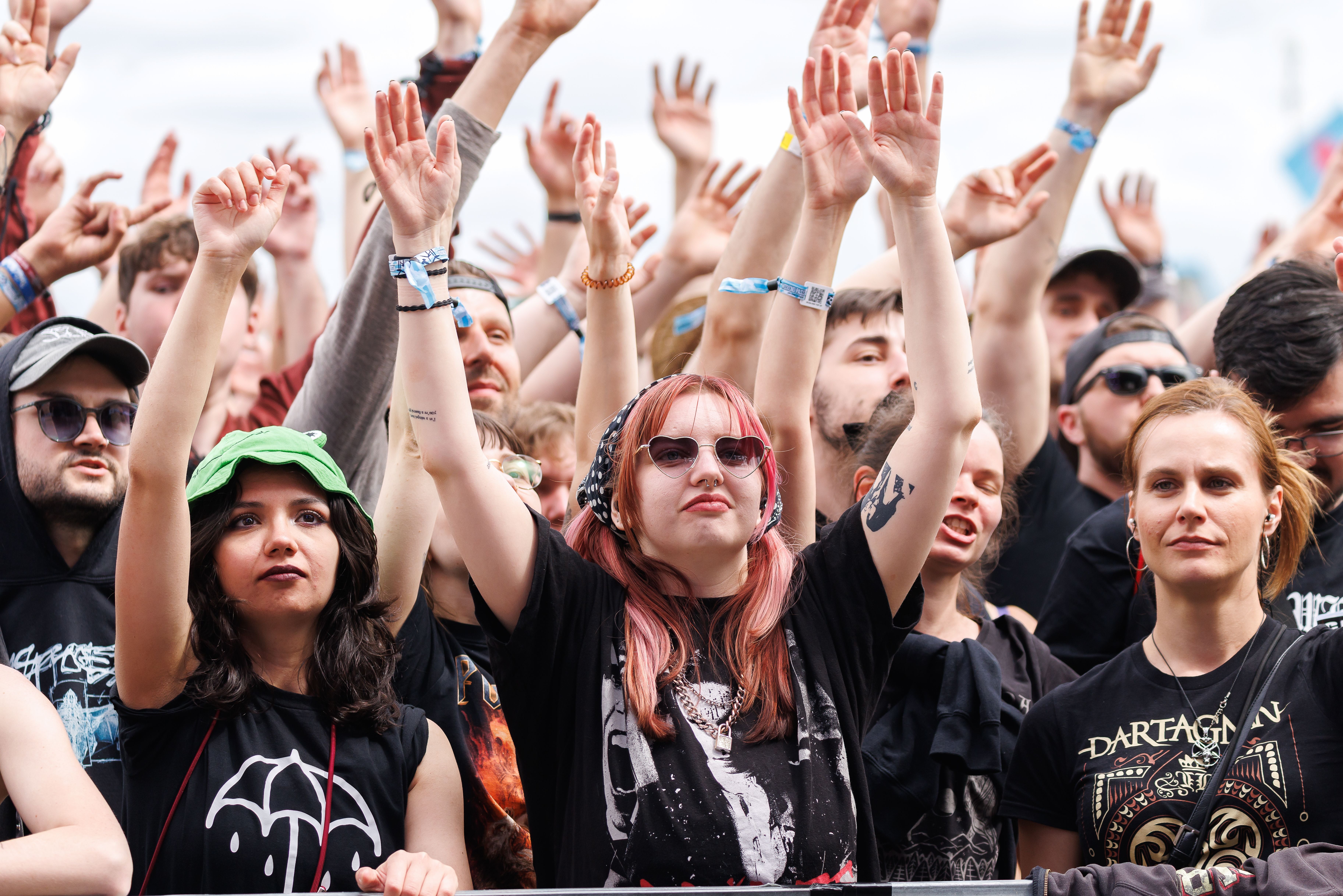 ABD0130_20260611 - NICKELSDORF - ÖSTERREICH: Besucher während eines Konzertes auf der 'Blue Stage' im Rahmen des 'Nova Rock 2026' Festivals am Donnerstag, 11. Juni 2026 im burgenländischen Nickelsdorf. Das Festival findet vom Donnerstag, 11. Juni bis Sonntag 14. Juni 2026 in Nickelsdorf statt. - FOTO: APA/FLORIAN WIESER