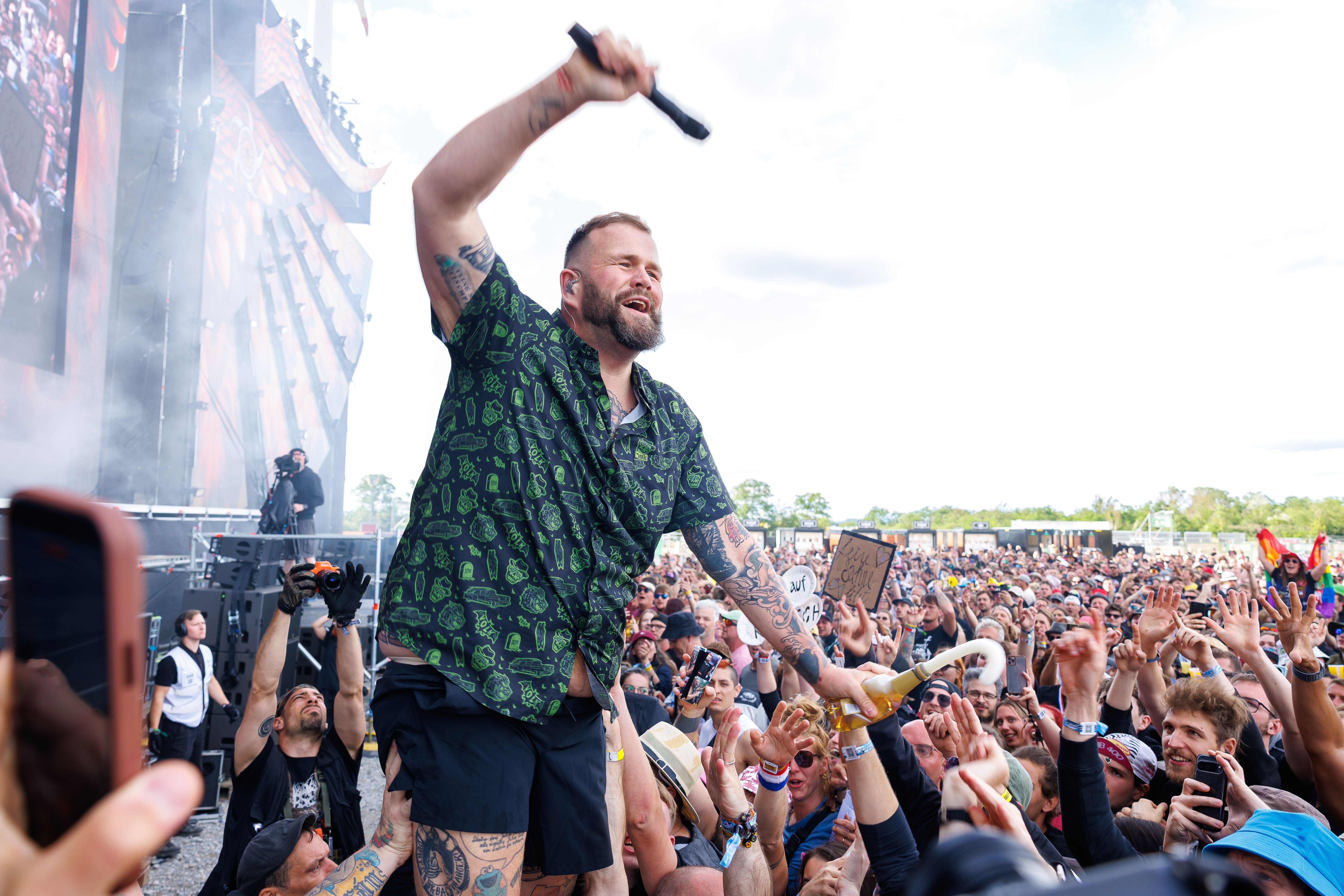ABD0181_20260611 - NICKELSDORF - ÖSTERREICH: Der Sänger Jan ?Monchi? Gorkow der Band 'Feine Sahne Fischfilet' während eines Konzertes auf der 'Red Stage' im Rahmen des 'Nova Rock 2026' Festivals am Donnerstag, 11. Juni 2026 im burgenländischen Nickelsdorf. Das Festival findet vom Donnerstag, 11. Juni bis Sonntag 14. Juni 2026 in Nickelsdorf statt. - FOTO: APA/FLORIAN WIESER