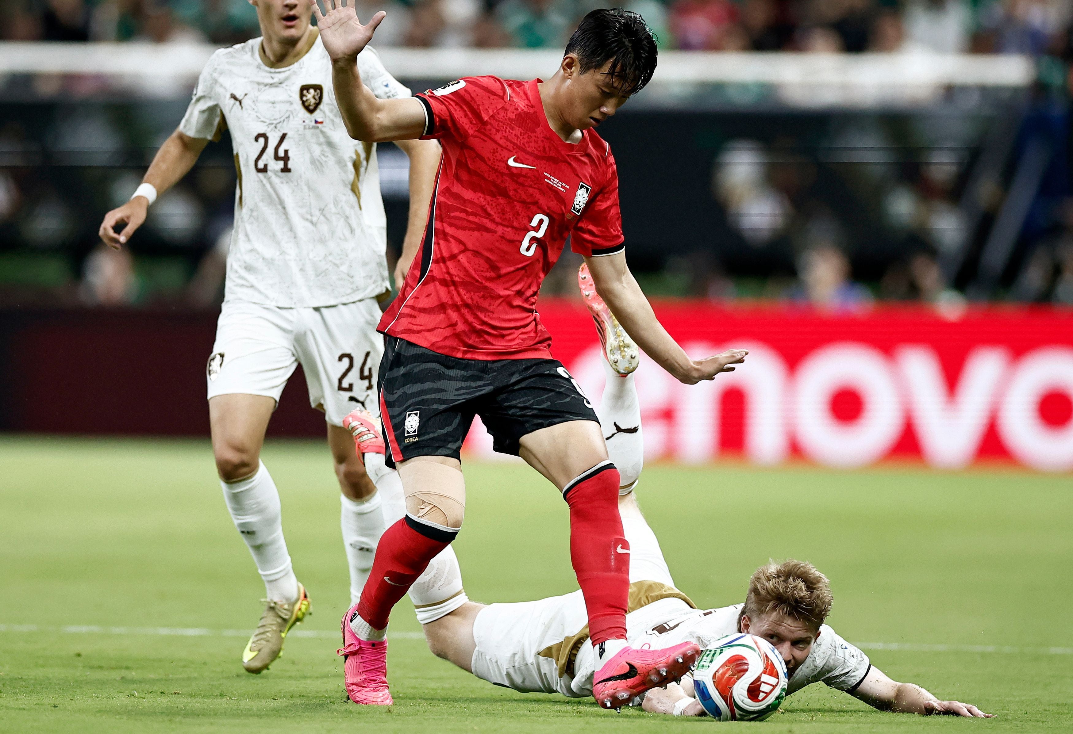 Czech Republic's midfielder #15 Pavel Sulc is fouled by South Korea's defender #02 Lee Han-beom during the 2026 World Cup Group A football match between South Korea and the Czech Republic at the Guadalajara Stadium in Zapopan on June 11, 2026. (Photo by Ulises RUIZ / AFP)
