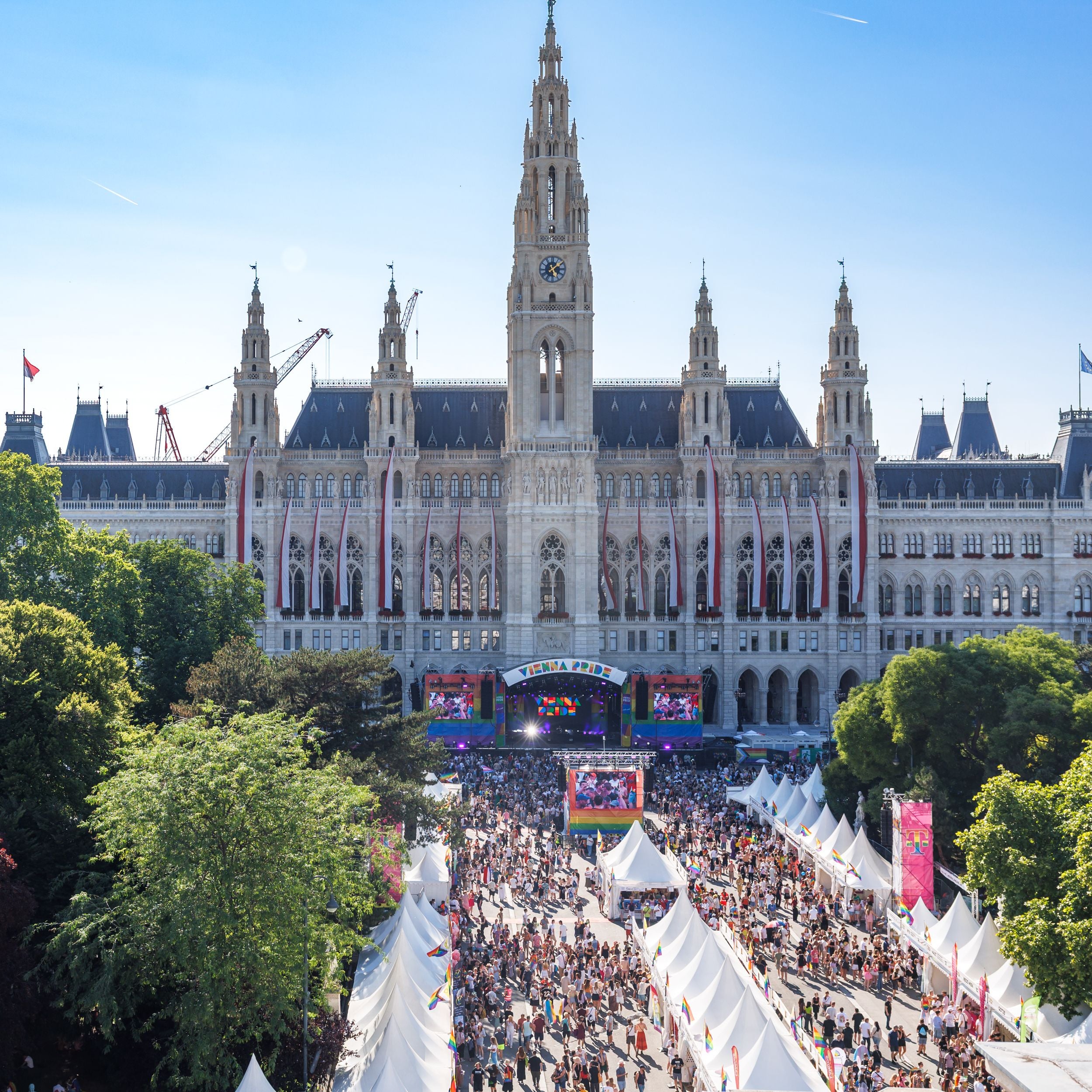 Das Pride Village vor dem Wiener Rathaus.