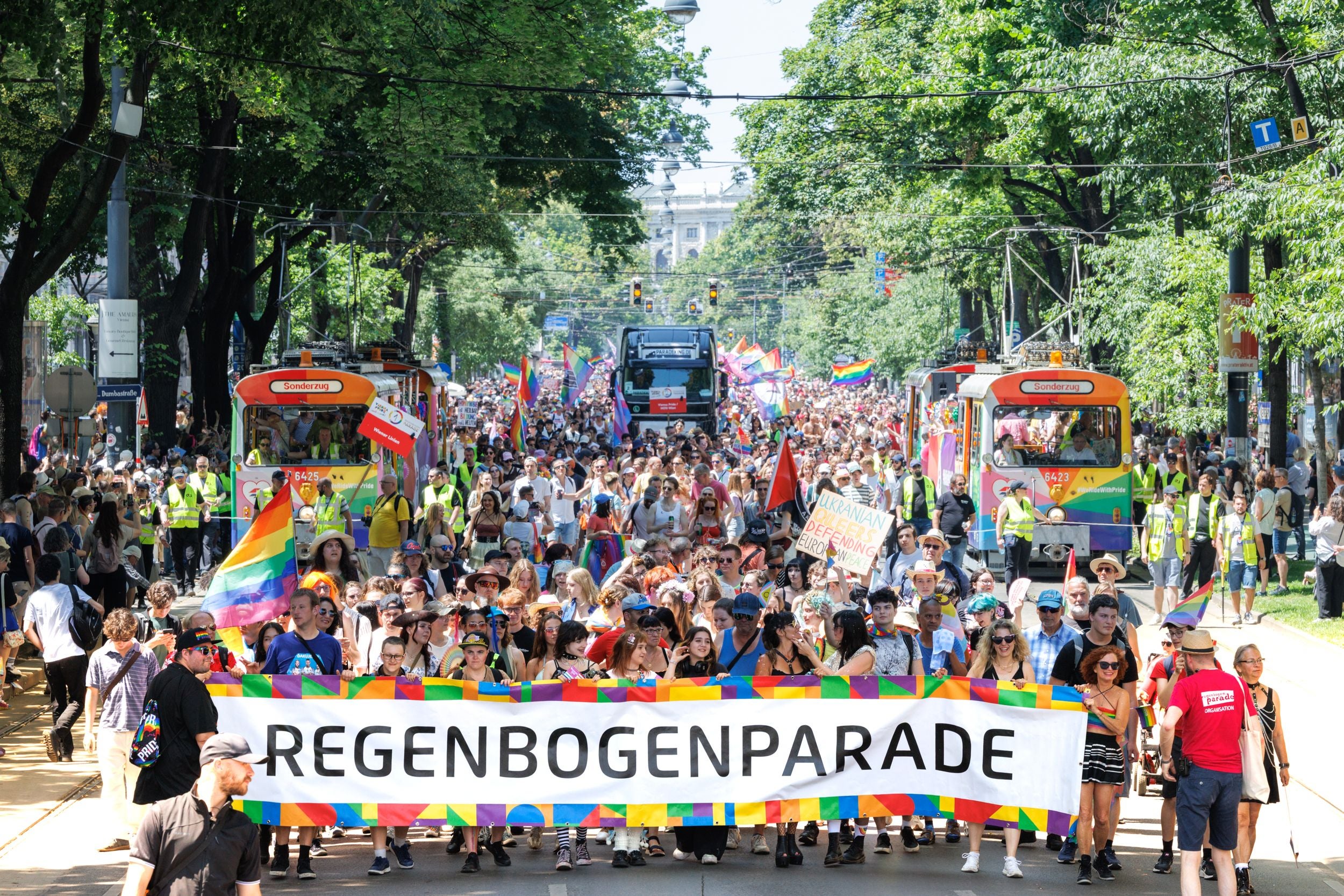 Die Regenbogenparade auf der Wiener Ringstraße.