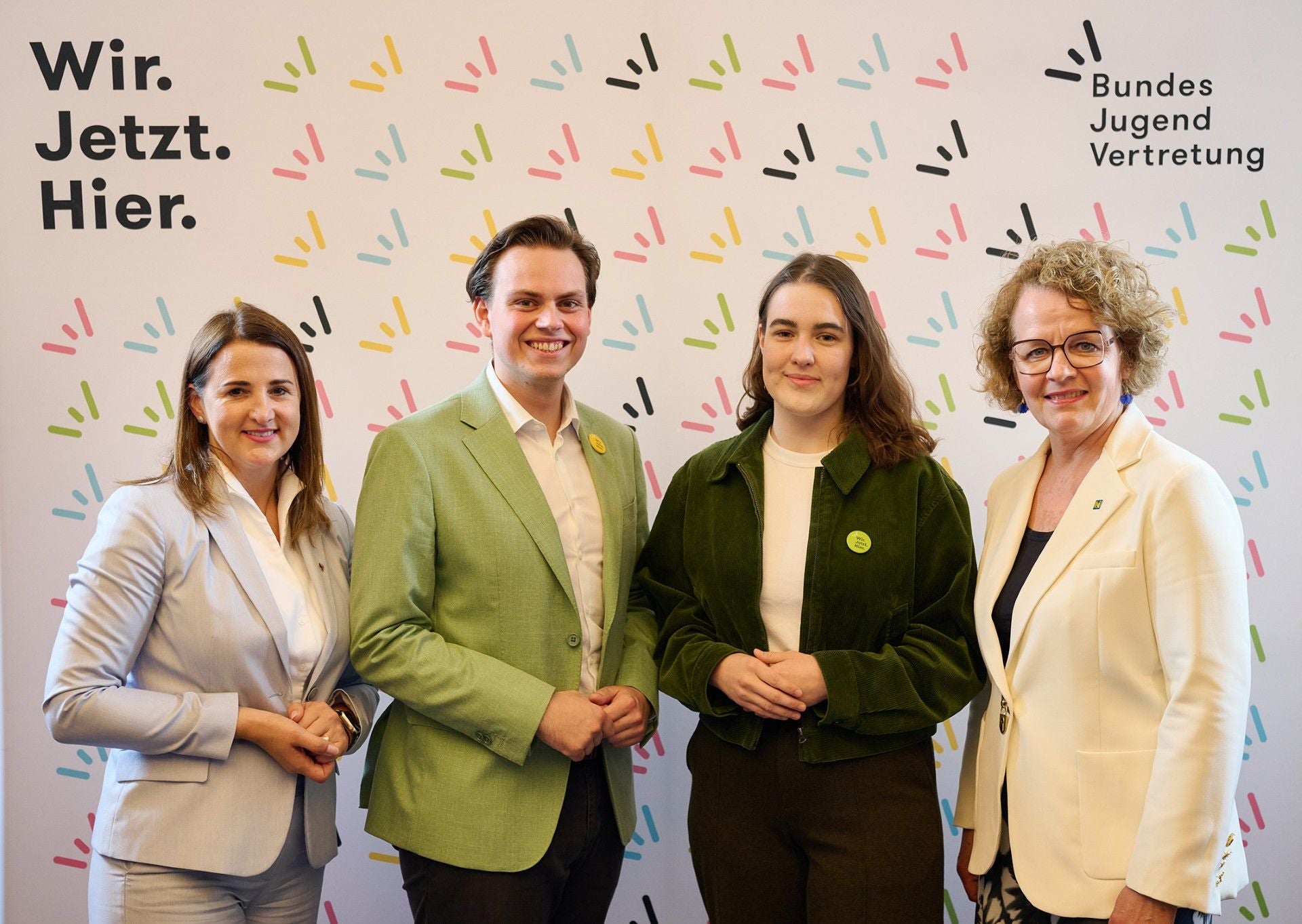 (v.l.n.r.): Tirols Landesrätin Astrid Mair, Moritz Mittermann, Anna Schwabegger (beide Vorstand der Bundesjugendvertretung) und Jugend-Landesrätin Christiane Teschl-Hofmeister