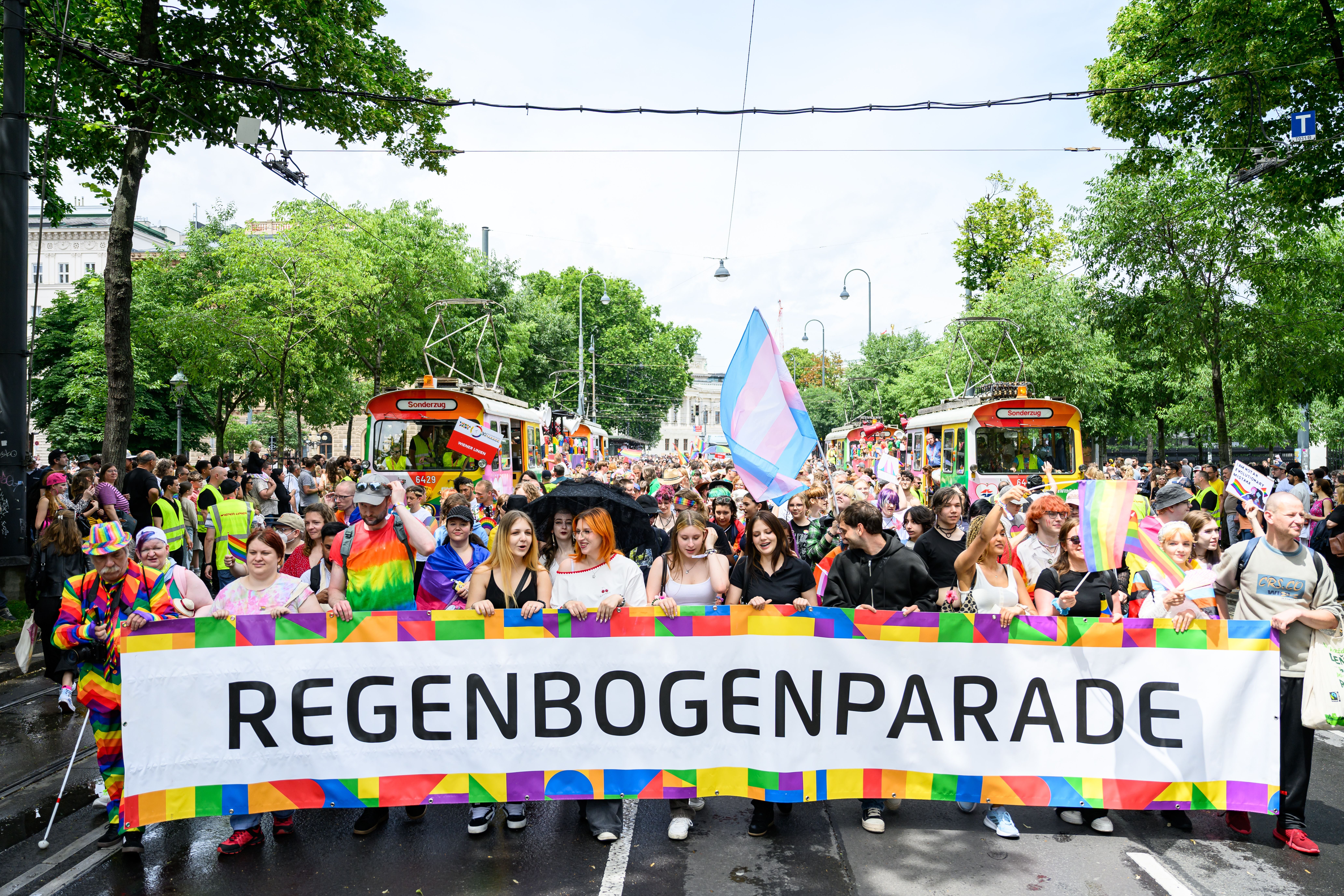 ABD0031_20260613 - WIEN - ÖSTERREICH: Übersicht im Rahmen der 30. Regenbogenparade am Samstag, 13. Juni 2026, in Wien. - FOTO: APA/MAX SLOVENCIK