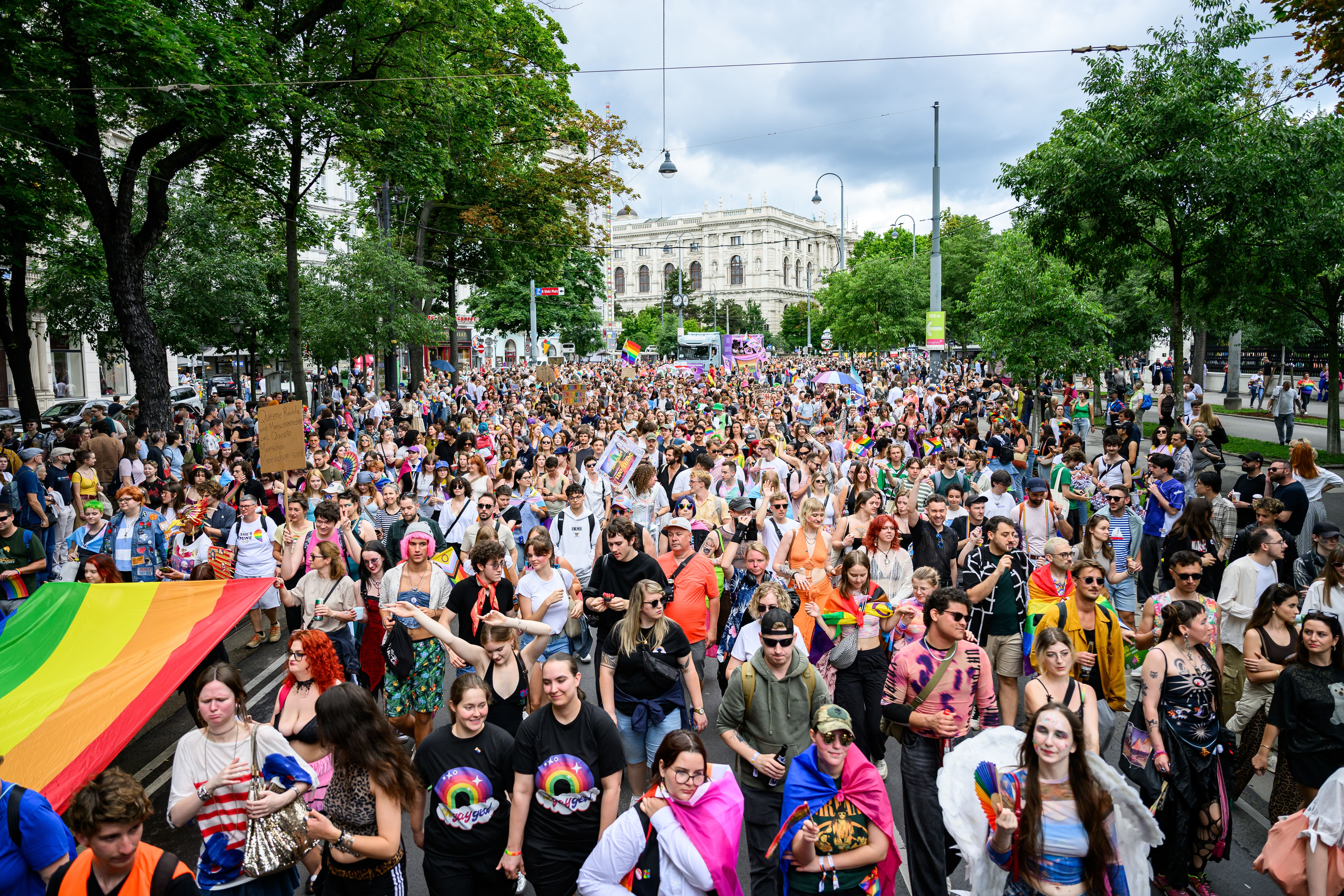 ABD0035_20260613 - WIEN - ÖSTERREICH: Übersicht im Rahmen der 30. Regenbogenparade am Samstag, 13. Juni 2026, in Wien. - FOTO: APA/MAX SLOVENCIK