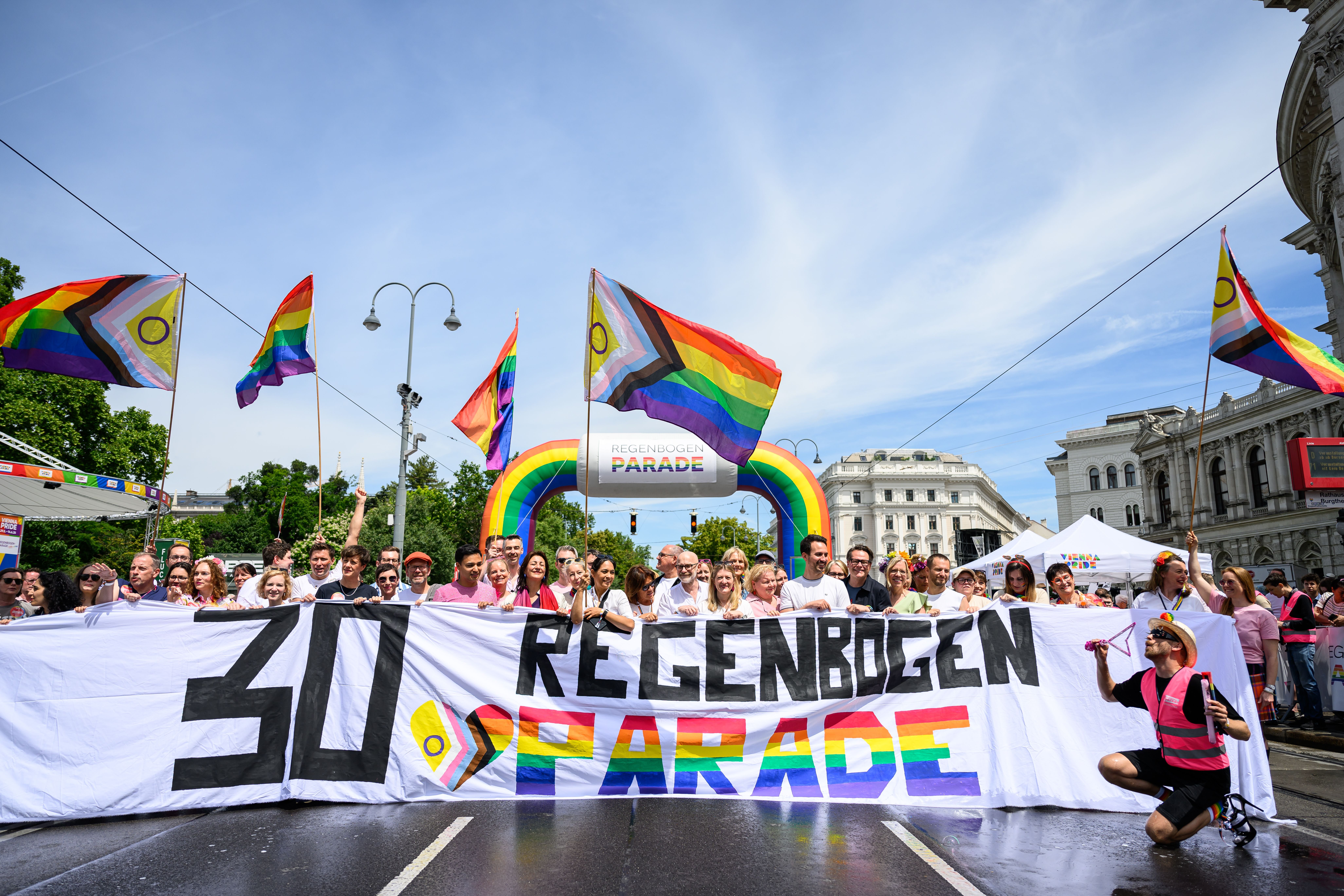 ABD0027_20260613 - WIEN - ÖSTERREICH: Start der Parade mit Politikern im Rahmen der 30. Regenbogenparade am Samstag, 13. Juni 2026, in Wien. - FOTO: APA/MAX SLOVENCIK