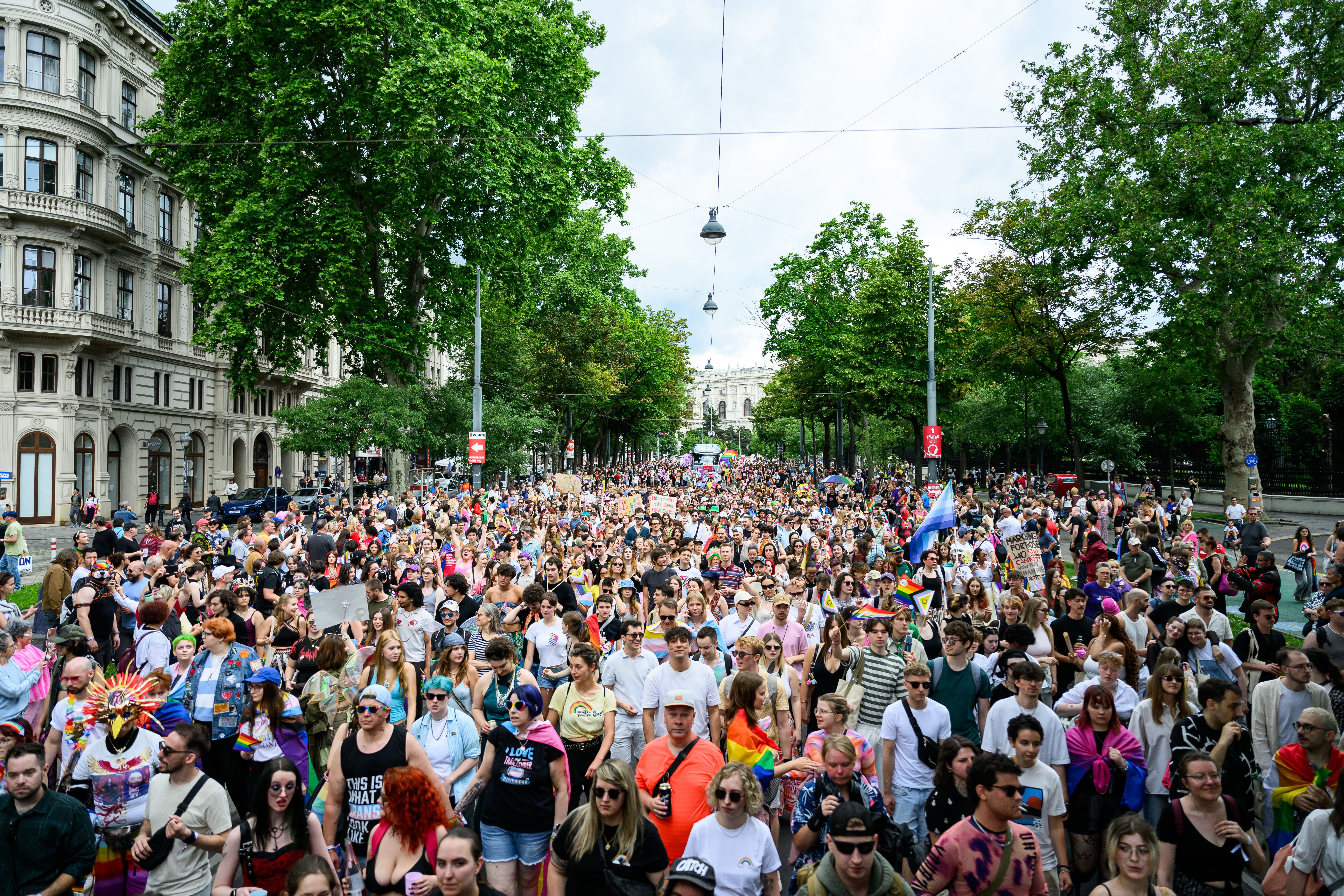 ABD0036_20260613 - WIEN - ÖSTERREICH: Übersicht im Rahmen der 30. Regenbogenparade am Samstag, 13. Juni 2026, in Wien. - FOTO: APA/MAX SLOVENCIK