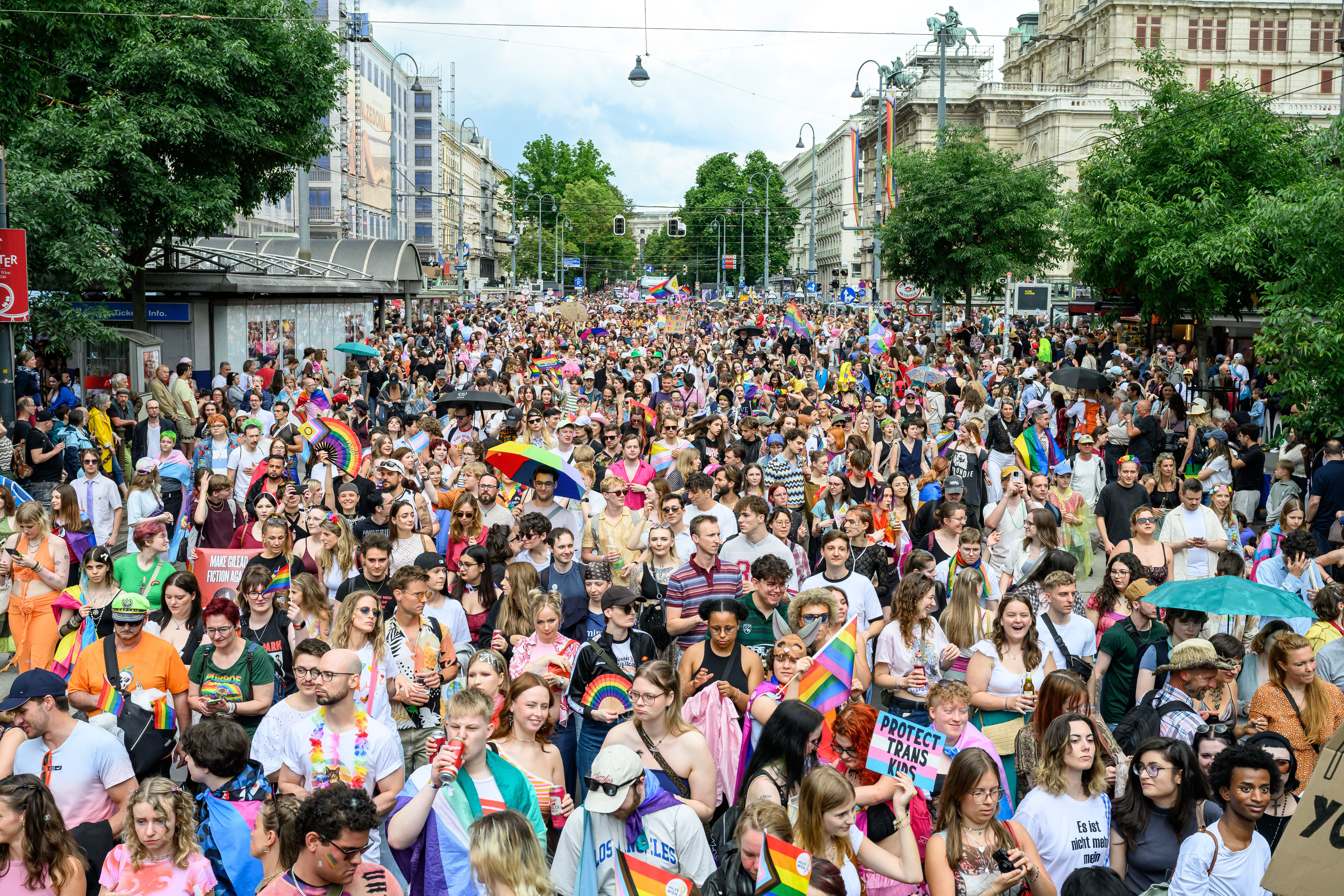 Das Parade-Motto lautete zum 30-jährigen Jubiläum: "Sichtbar seit 1996".
