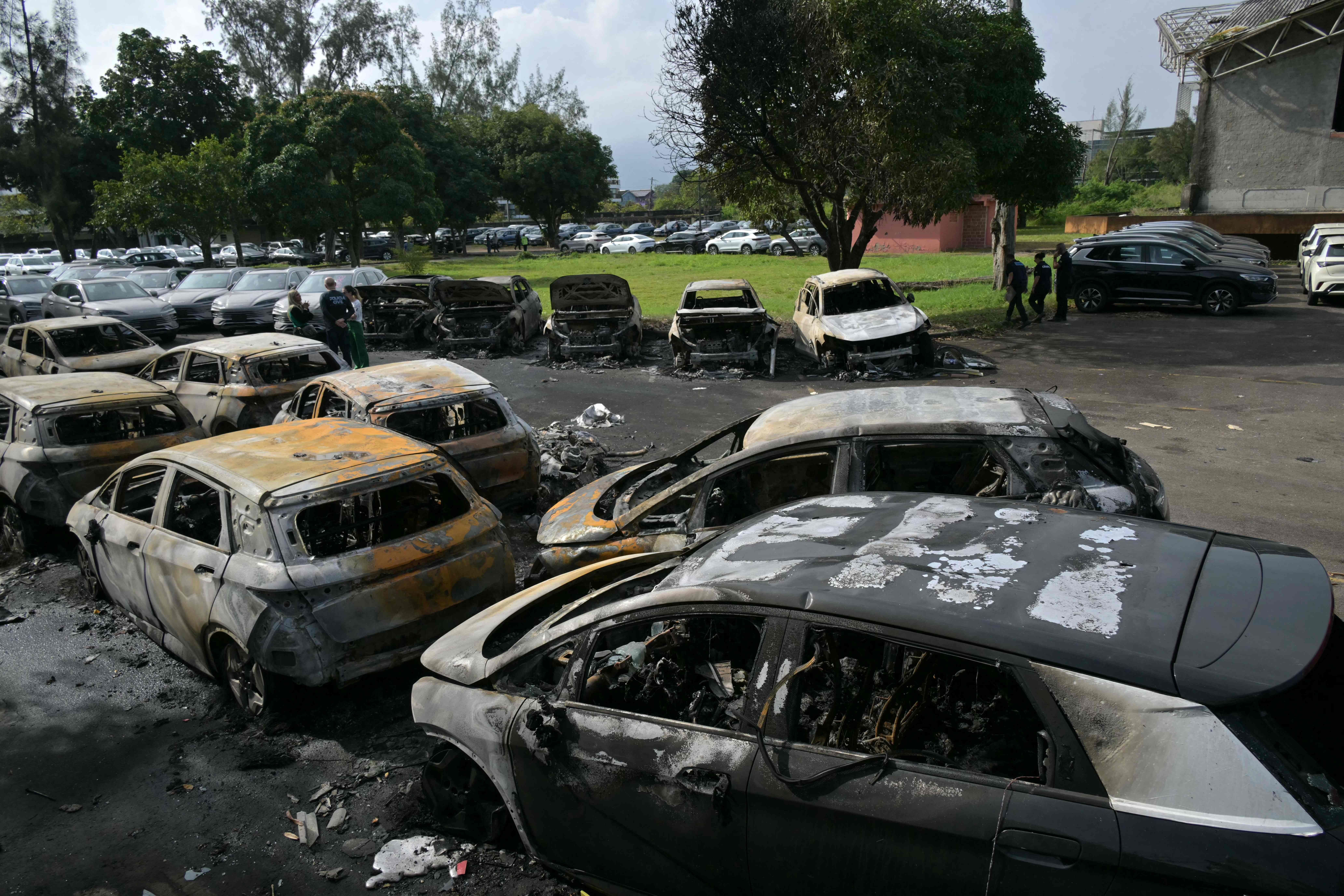 Brennende Autos nach Helikopter-Crash