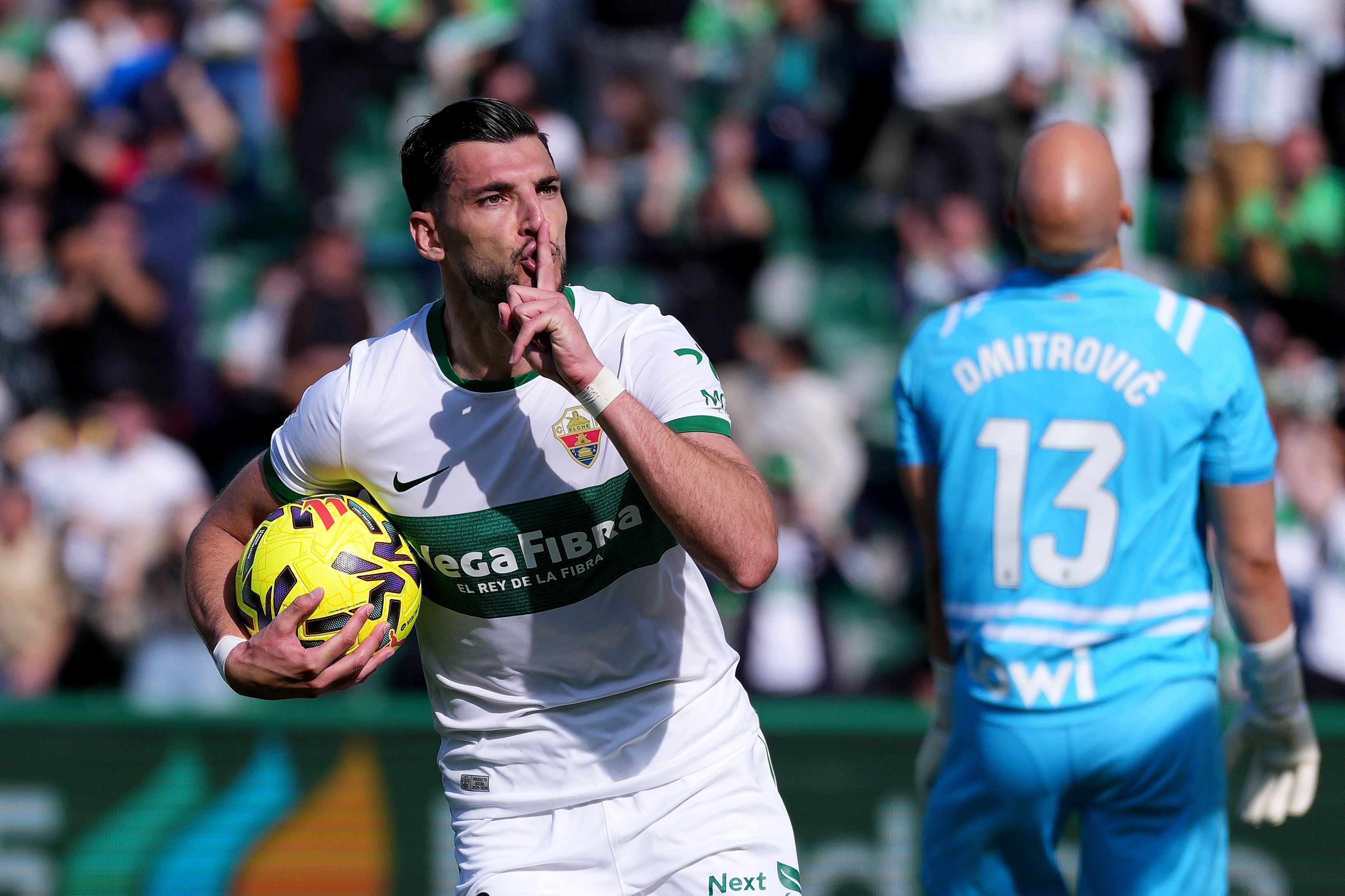 ELCHE, SPAIN - MARCH 01: Rafa Mir of Elche CF celebrates scoring his team's second goal during the LaLiga EA Sports match between Elche CF and RCD Espanyol de Barcelona at Estadio Manuel Martinez Valero on March 01, 2026 in Elche, Spain. (Photo by Aitor Alcalde/Getty Images)