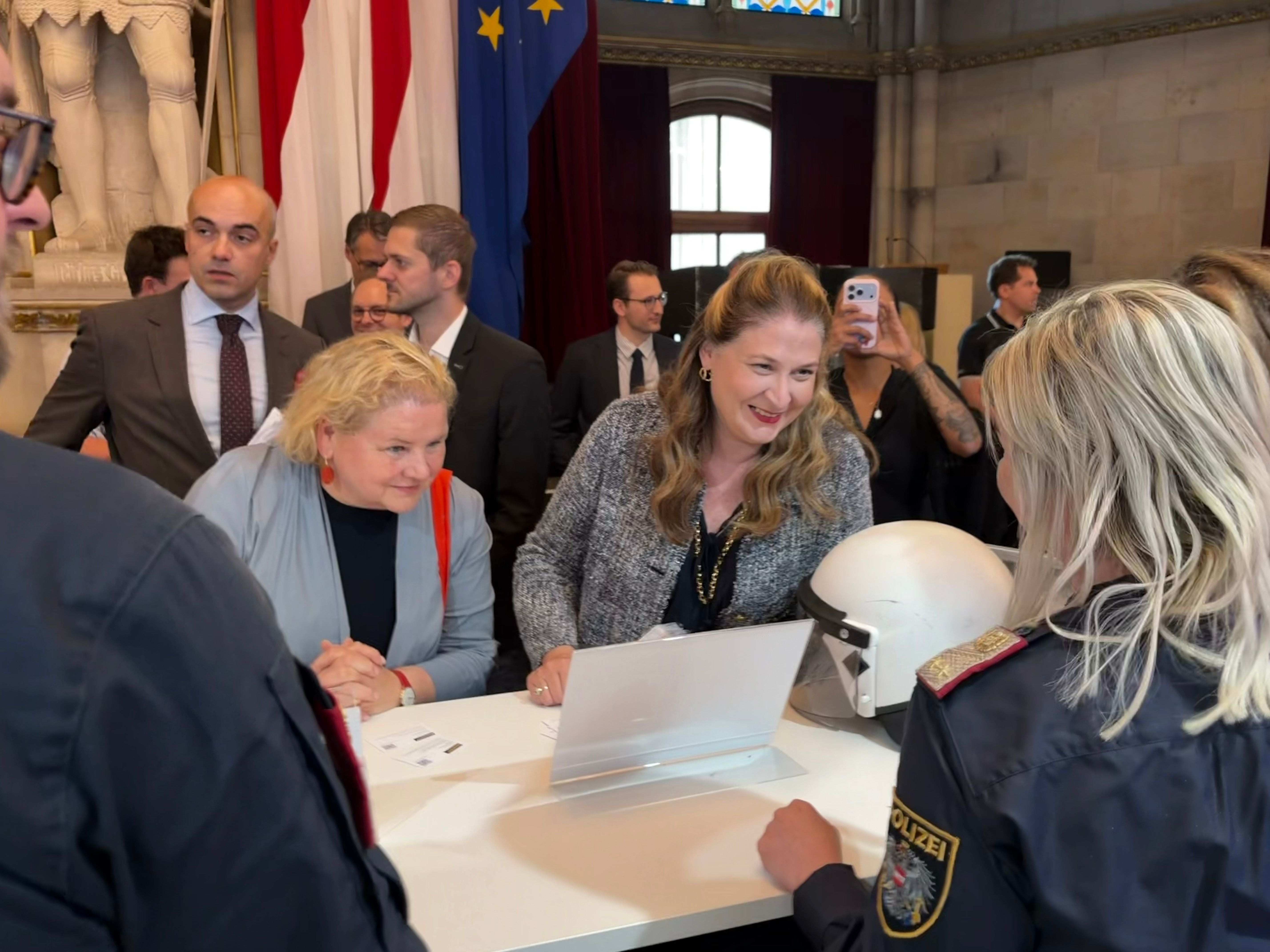 Arbeits- und Sozialministerin Korinna Schumann sowie Vizebürgermeisterin und Arbeits- und Wirtschaftsstadträtin Barbara Novak
