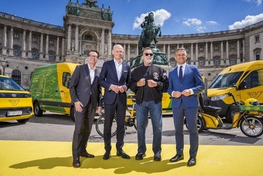 Arnold Schwarzenegger mit Post-Chef am Heldenplatz