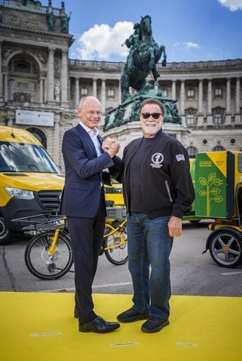 Arnold Schwarzenegger präsentiert E-Flotte der Post AG.