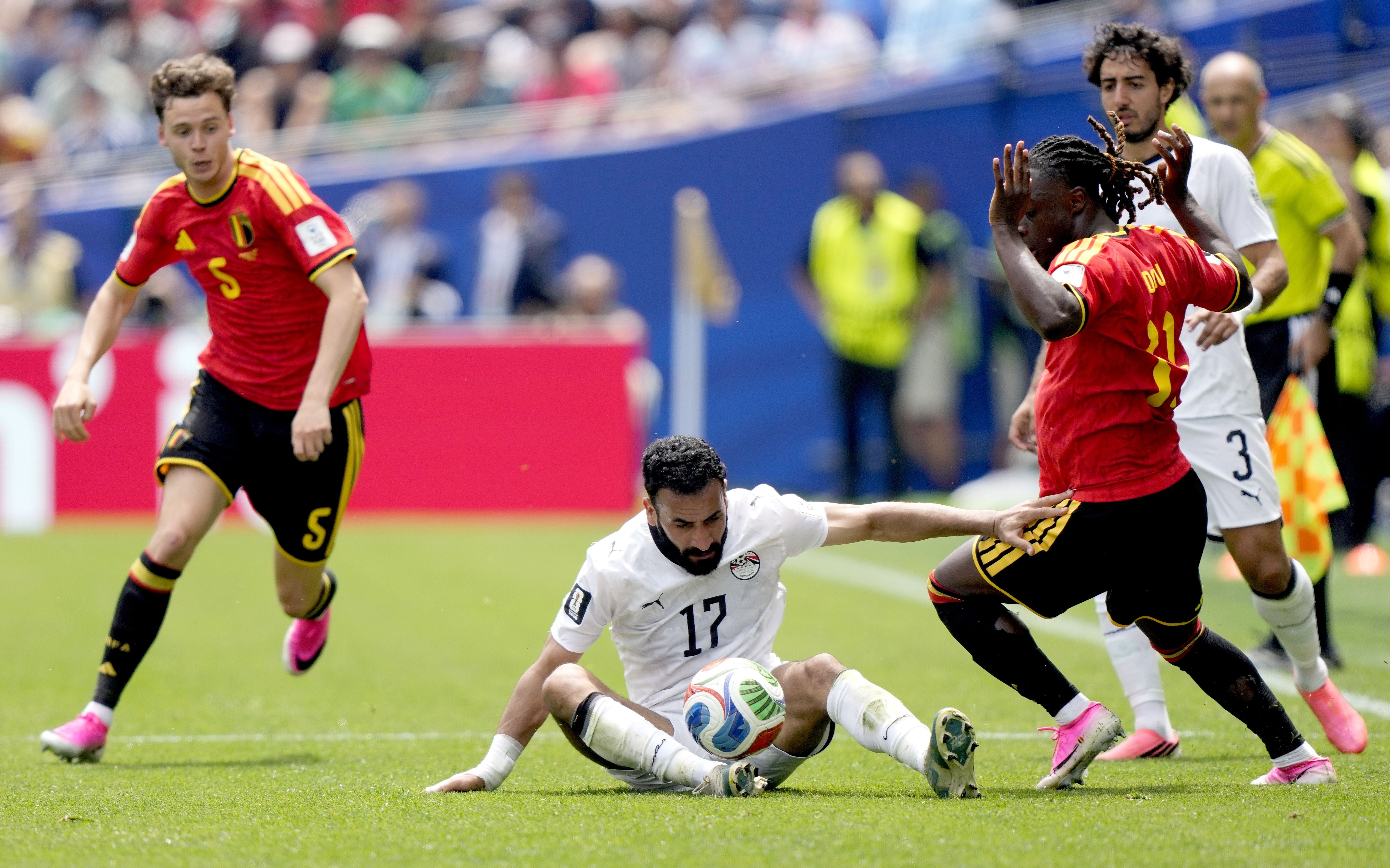 epa13040011 Jeremy Doku (R) of Belgium in action against Mohanad Lasheen (C) of Egypt during the FIFA World Cup 2026 group stage match Belgium against Egypt, in Seattle, USA, 15 June 2026. EPA/STEPHEN BRASHEAR