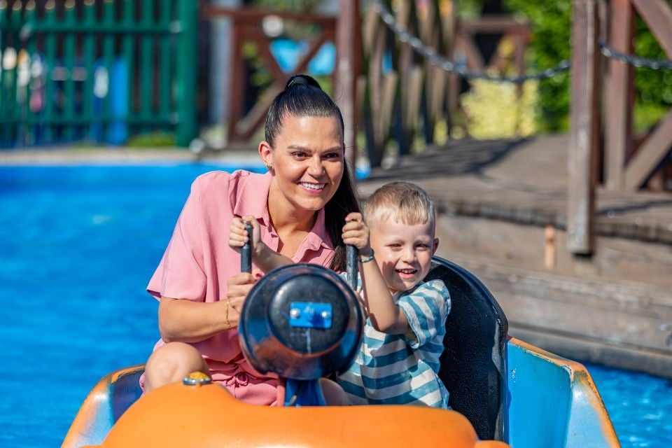 Mutter mit Sohn genießen die Abwechslung in Merlin's Kinderwelt.