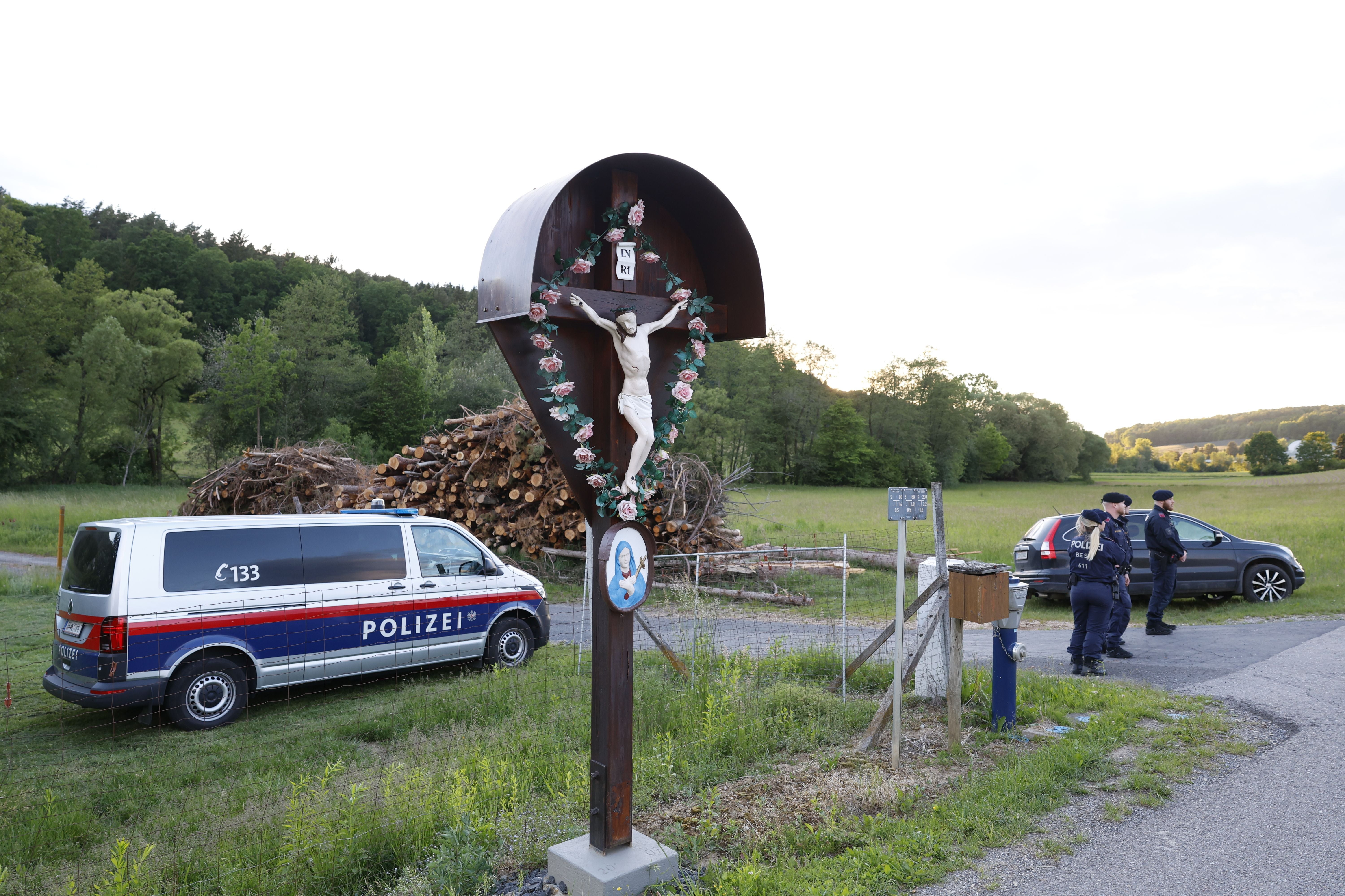 ABD0146_20260520 - GERSDORF - ÖSTERREICH: ZU APA0349 VOM 20.5.2026 - Ein Oststeirer dürfte am Mittwoch auf einem Gehöft seine Ehefrau mit einem Gewehr erschossen haben. Im Bild: Einsatzkräfte der Polizei am Mittwoch, 20. Mai 2026 in der Nähe des Tatortes in der Steiermark. - FOTO: APA/ERWIN SCHERIAU