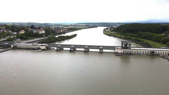 Die aufgestaute Donau.