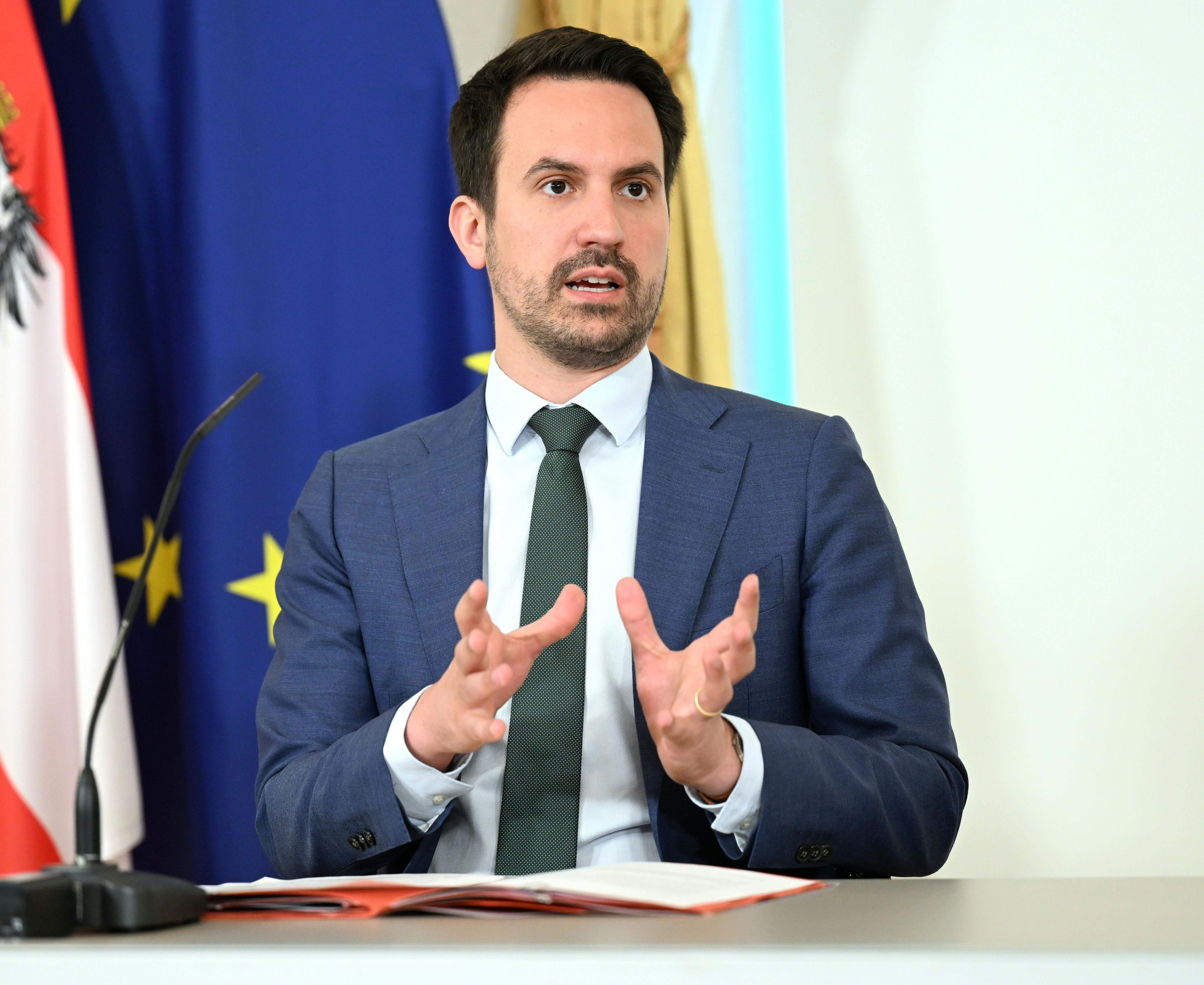 ABD0009_20260506 - WIEN - ÖSTERREICH: Bildungsminister Christoph Wiederkehr (NEOS) am Mittwoch, 6. Mai 2026, anl. einer Sitzung des Ministerrats im Bundeskanzleramt in Wien. - FOTO: APA/HELMUT FOHRINGER