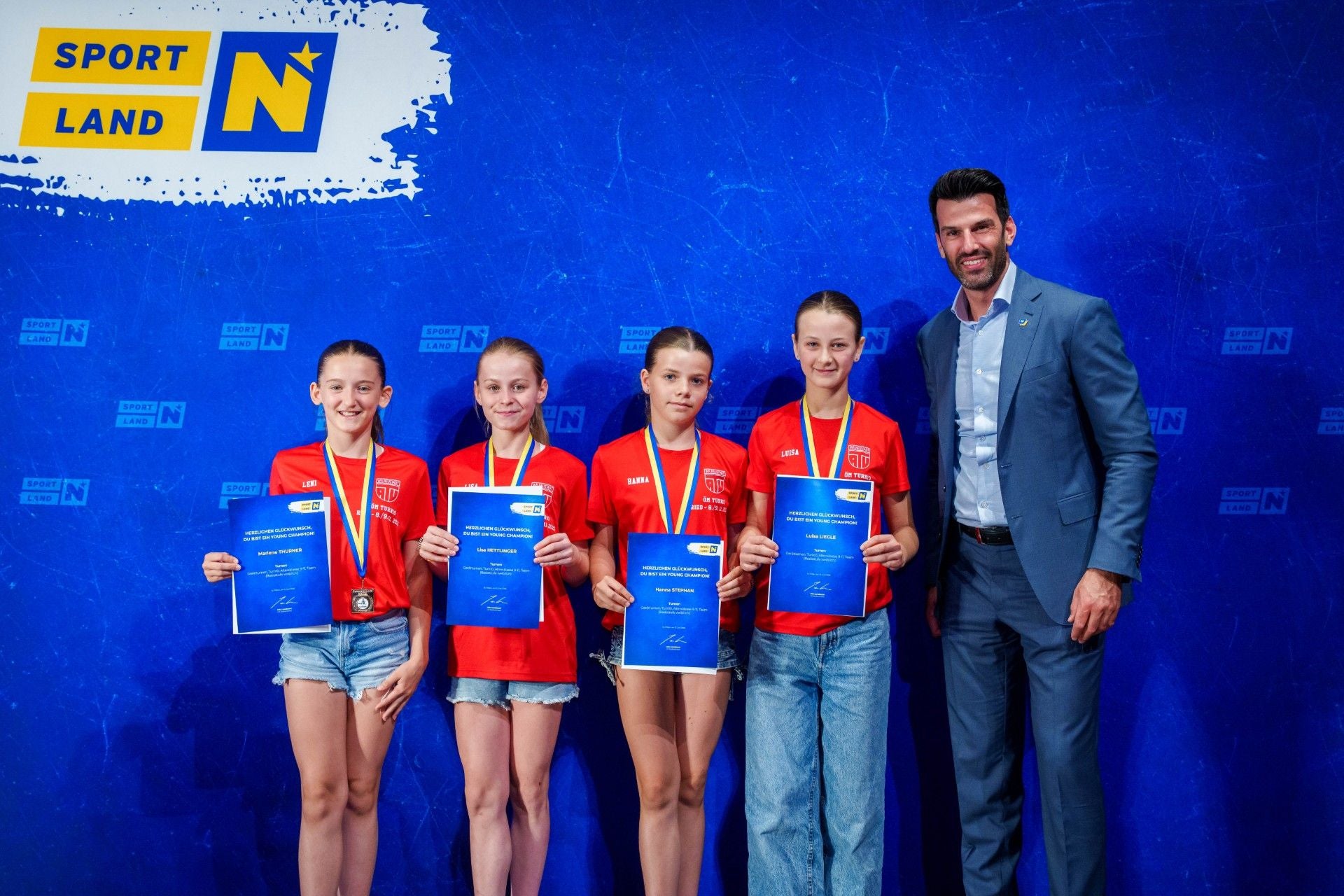 Marlene Thurner, Lisa Hettlinger, Hanna Stephan, Luisa Liegle und LH-Stellvertreter Udo Landbauer