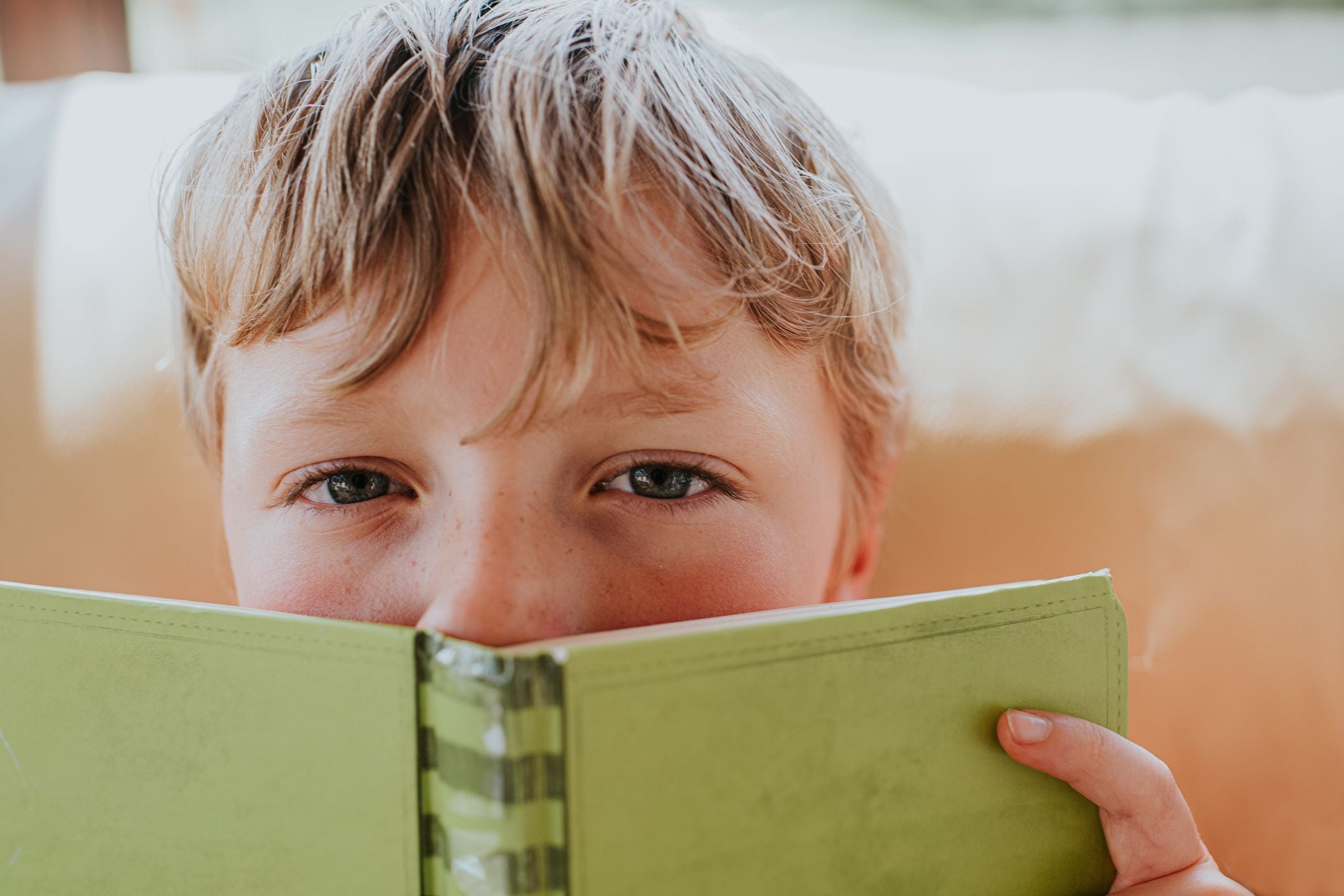 Kind mit Buch.