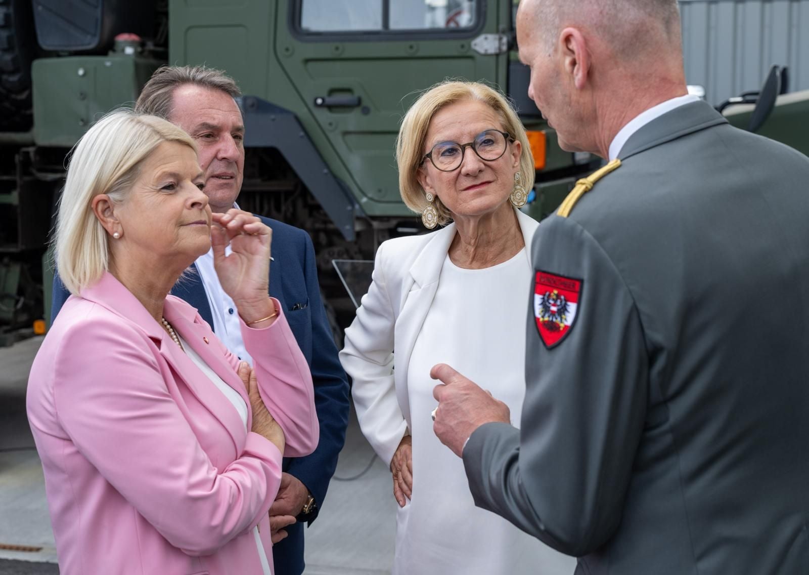 Verteidigungsministerin Klaudia Tanner, Wirtschaftskammer NÖ-Präsident Wolfgang Ecker, Landeshauptfrau Johanna Mikl-Leitner und Rüstungsdirektor Harald Vodosek.