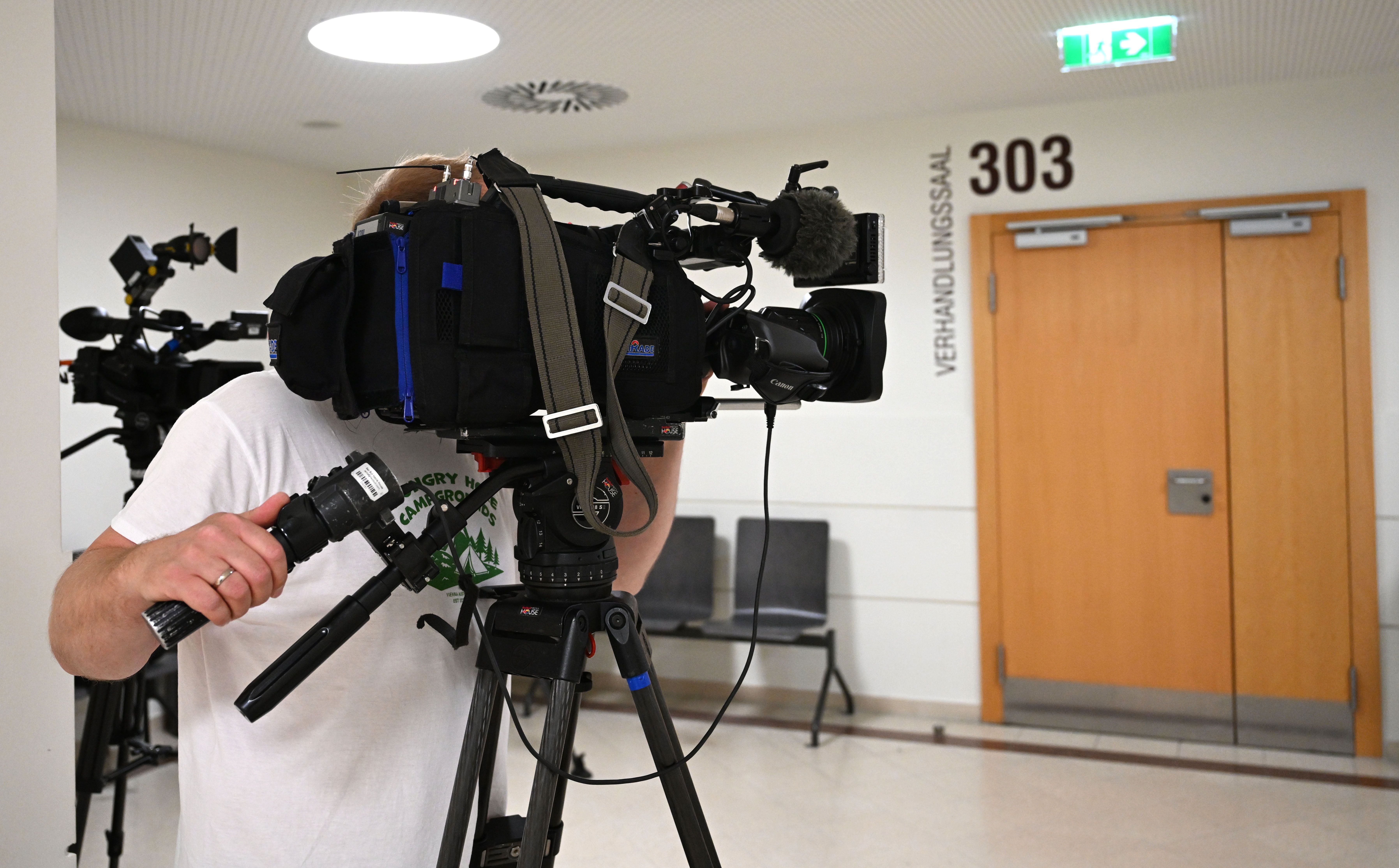 ABD0111_20260617 - WIEN - ÖSTERREICH: Medienvertreter am Mittwoch, 17. Juni 2026, anl. eines Mordprozesses gegen eine 14-Jährige nach Tötung einer Pensionistin am Friedhof am Straflandesgericht Wien. - FOTO: APA/HELMUT FOHRINGER
