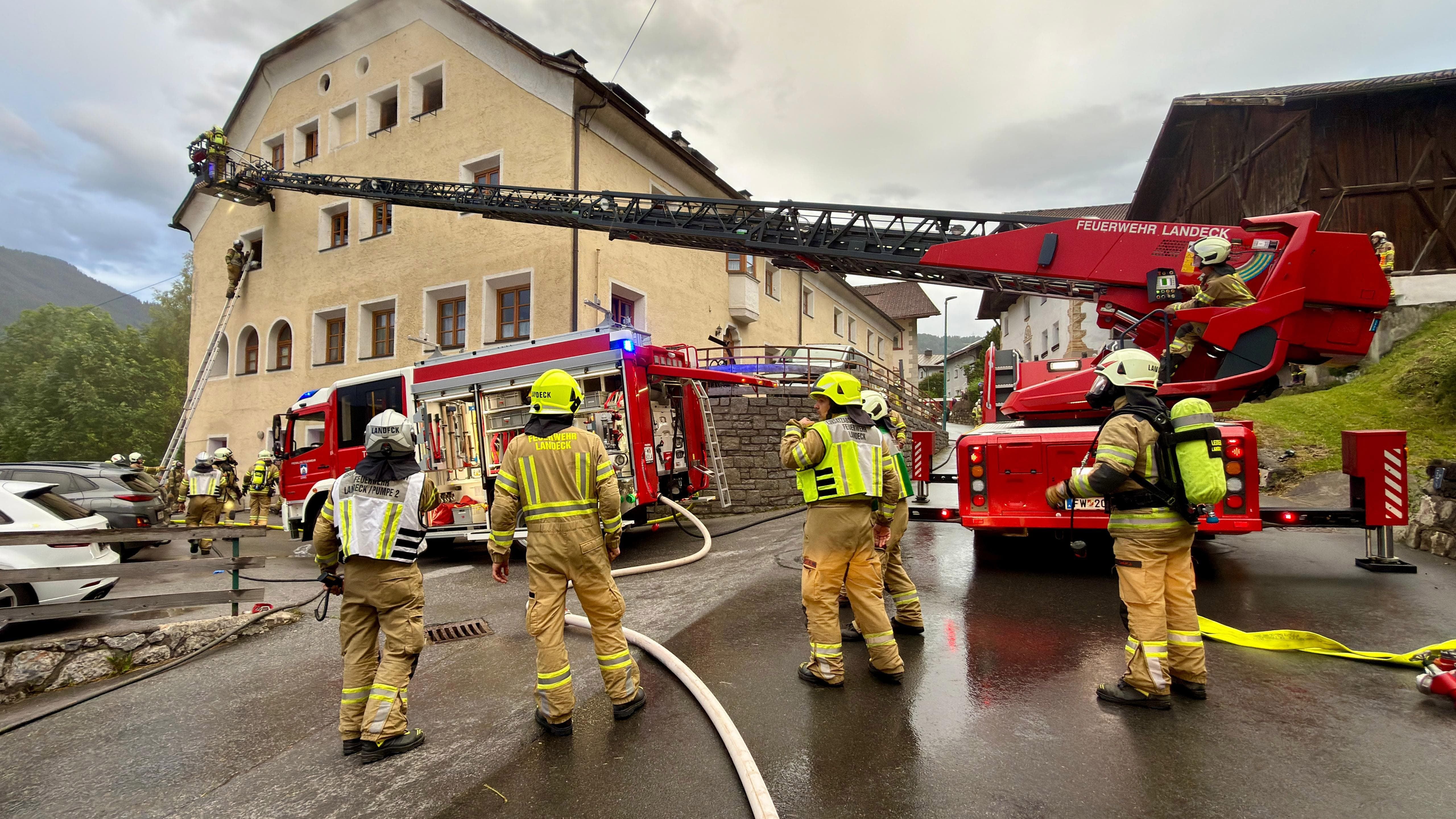 Rund 130 Einsatzkräfte mussten zu dem Brand ausrücken.