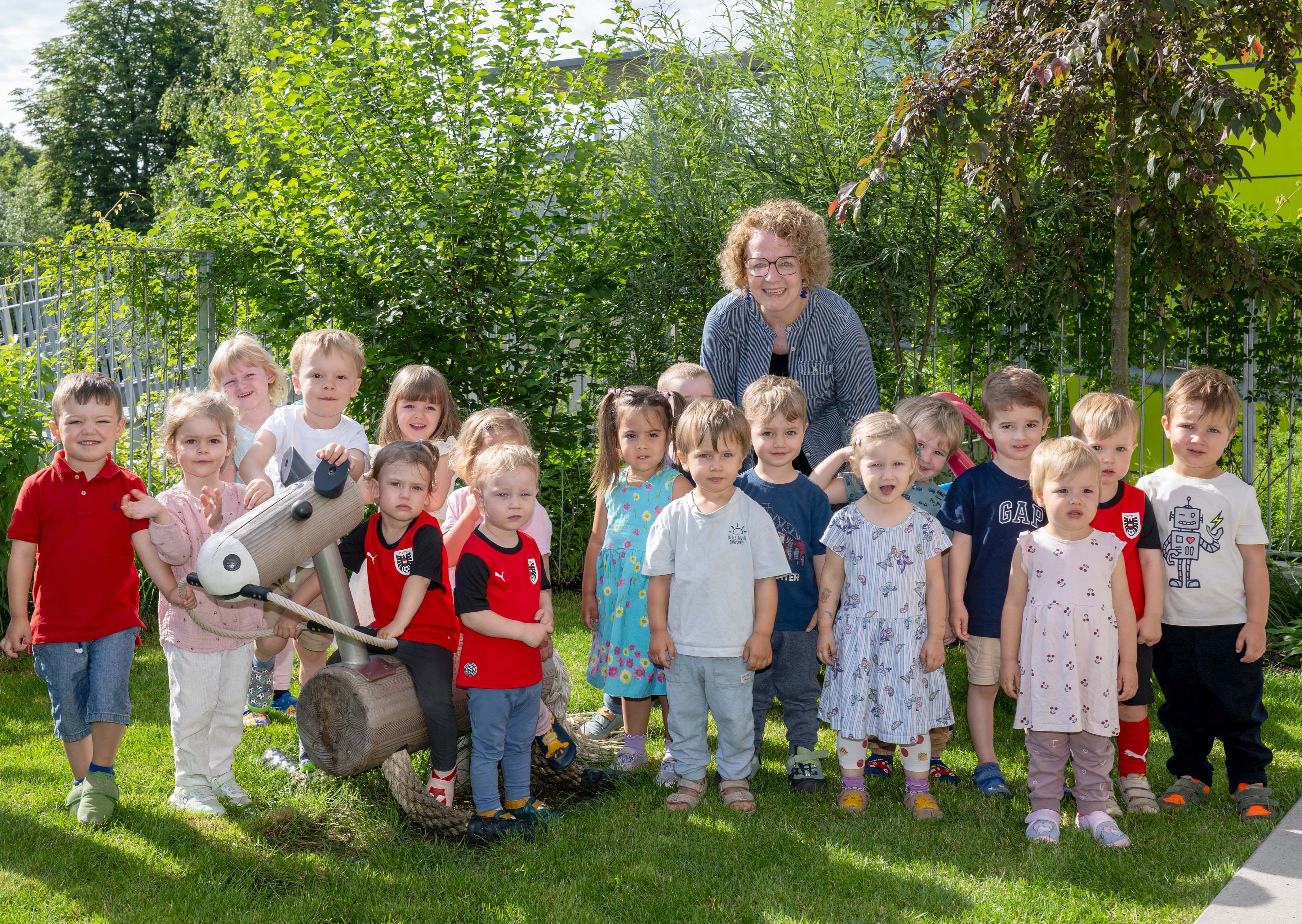 Familien-Landesrätin Christiane Teschl-Hofmeister mit Kindern des Landhauskindergartens.