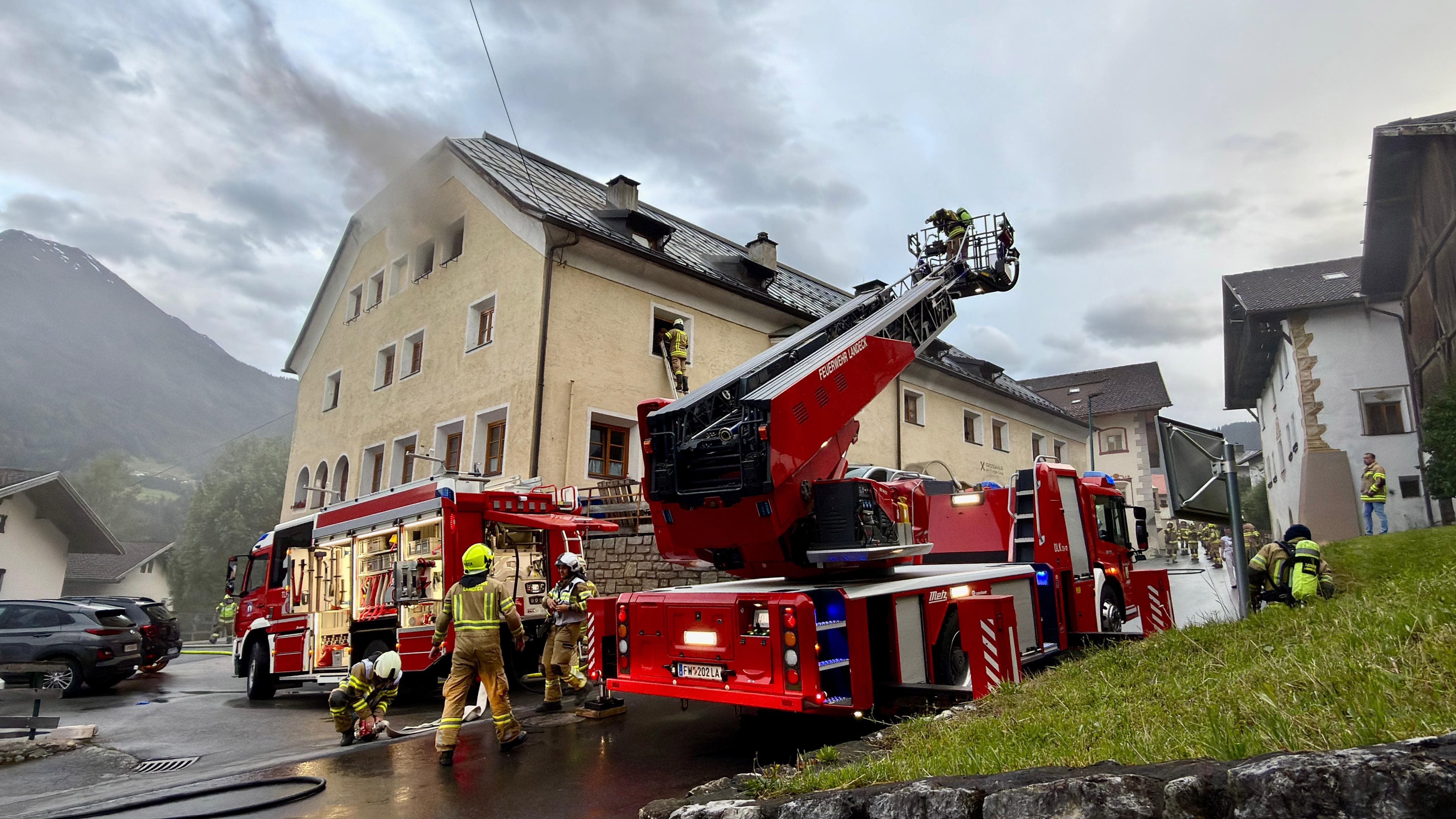Die Bewohner wurden mit Leitern aus dem Gebäude geholt.