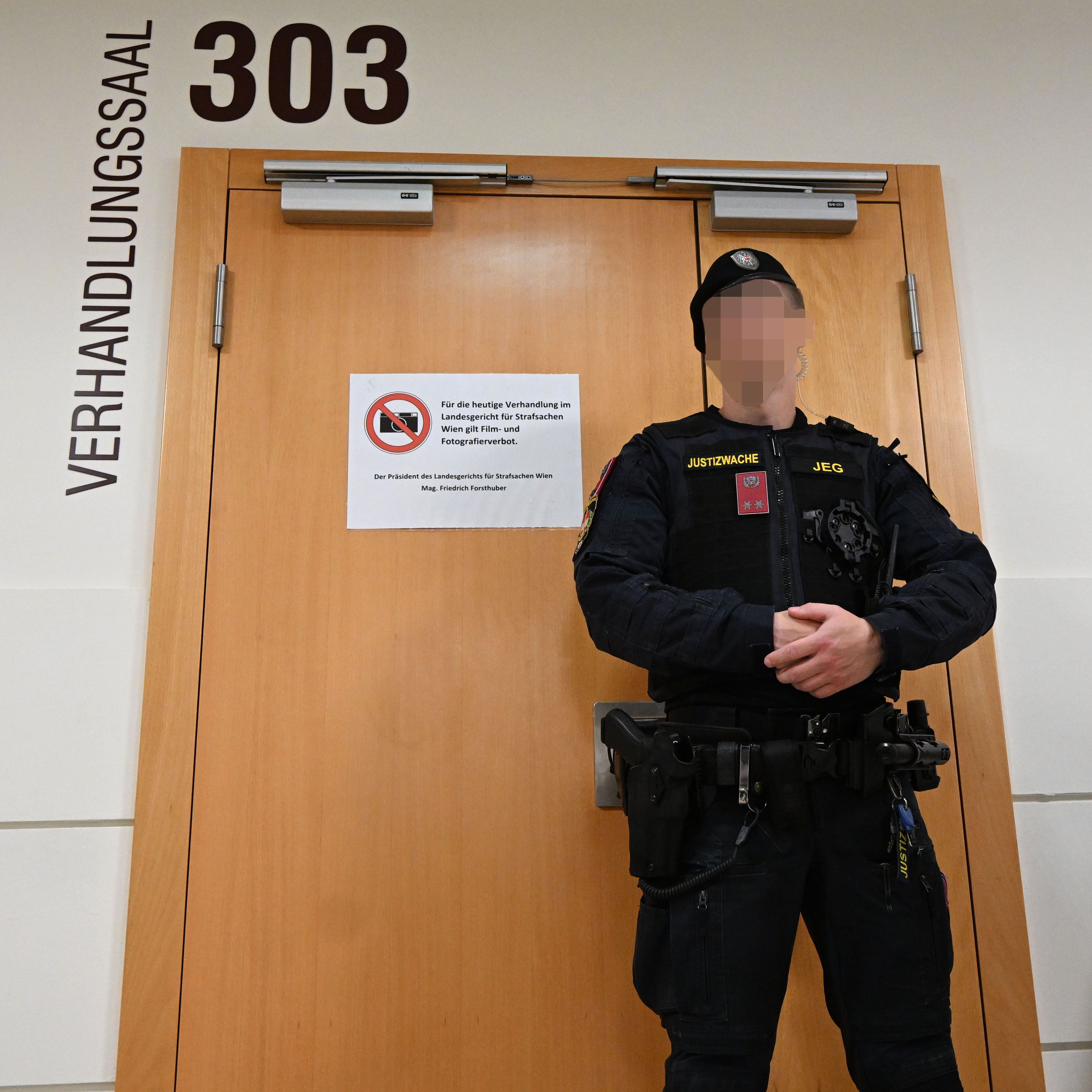ABD0112_20260617 - WIEN - ÖSTERREICH: Justizwache am Mittwoch, 17. Juni 2026, anl. eines Mordprozesses gegen eine 14-Jährige nach Tötung einer Pensionistin am Friedhof am Straflandesgericht Wien. - FOTO: APA/HELMUT FOHRINGER