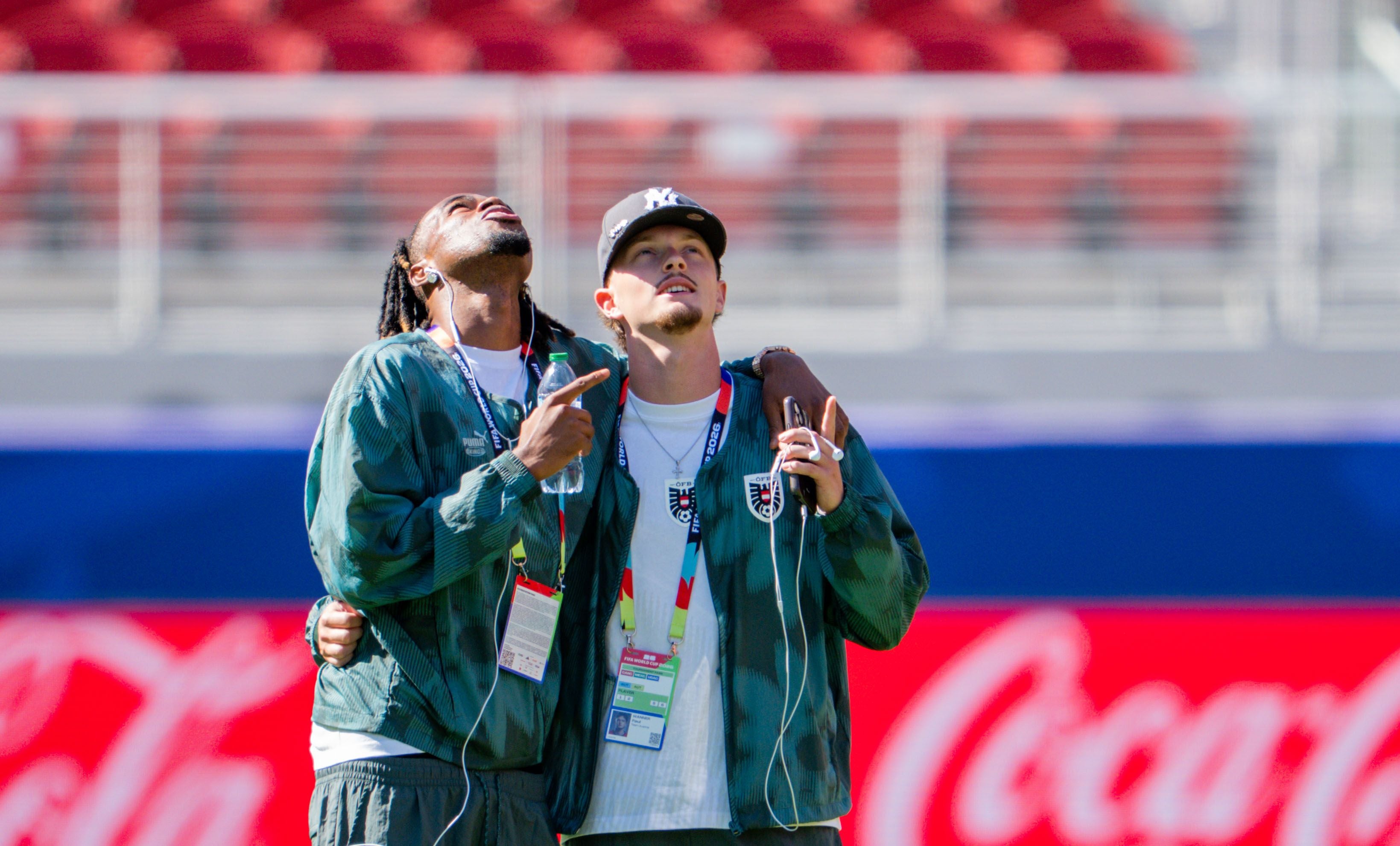 ABD0008_20260616 - SANTA CLARA - USA: vlnr.: Carney Chukwuemeka (AUT) und Paul Wanner (AUT) am Montag, 15. Juni 2026, während eines Pitch Walks des ÖFB Nationalteams im San Francisco Bay Area Stadion in Santa Clara vor dem Spiel zwischen Österreich und Jordanien. - FOTO: APA/GEORG HOCHMUTH