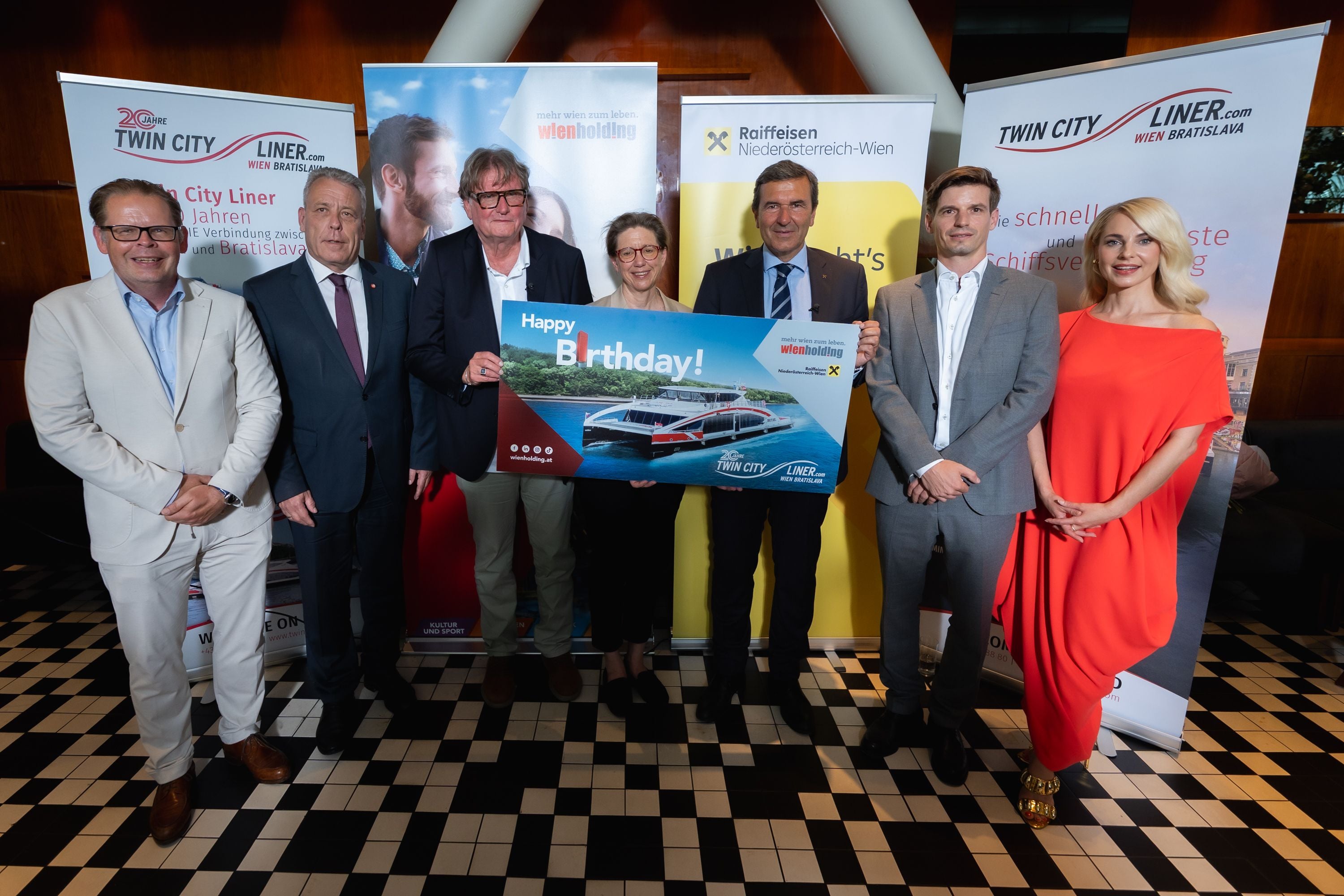 Gerd Krämer (Central Danube), Gemeinderat und Landtagsabgeordneter Thomas Mader, Zivilingenieur für Schiffstechnik Richard Anzböck, Wien Holding-Geschäftsführerin Karin Ramser, Generaldirektor-Stellvertreter und Kommerzkunden-Vorstand der Raiffeisenlandesbank NÖ-Wien Reinhard Karl, Severin Leopold (Central Danube) und Moderatorin Silvia Schneider.