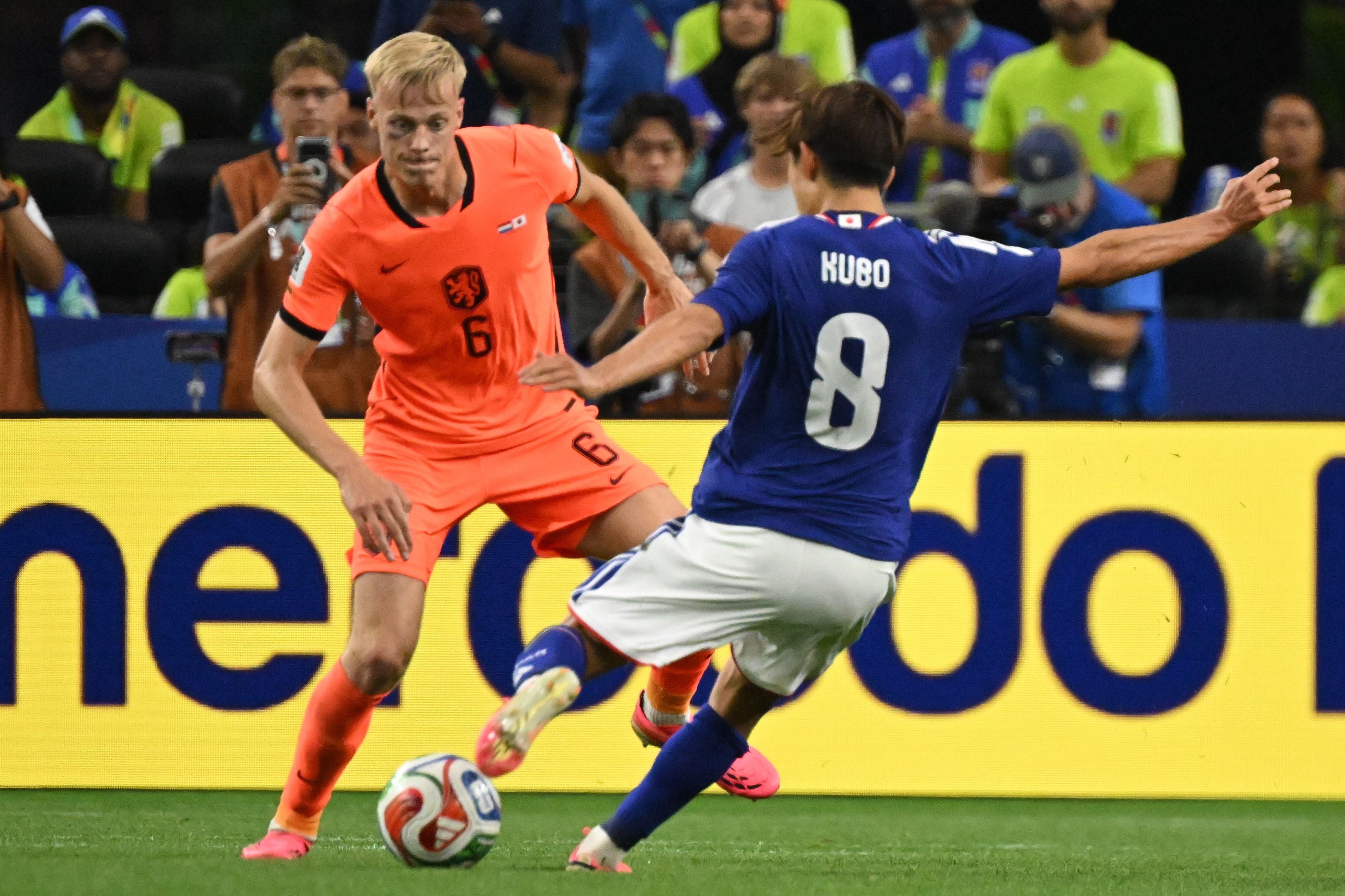 epa13037259 Jan Paul van Hecke of Netherlands (L) in action against Takefusa Kubo of Japan (R) during the FIFA World Cup 2026 group stage match Netherlands against Japan, in Dallas, Texas, USA, 14 June 2026. EPA/ALBERT PENA