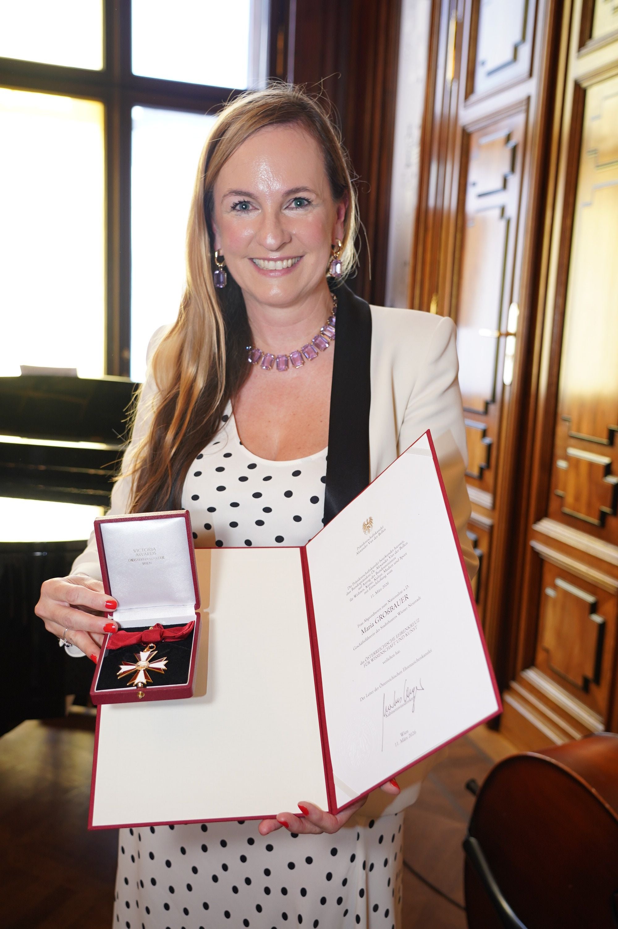 Maria Großbauer zeigt stolz ihr Ehrenkreuz