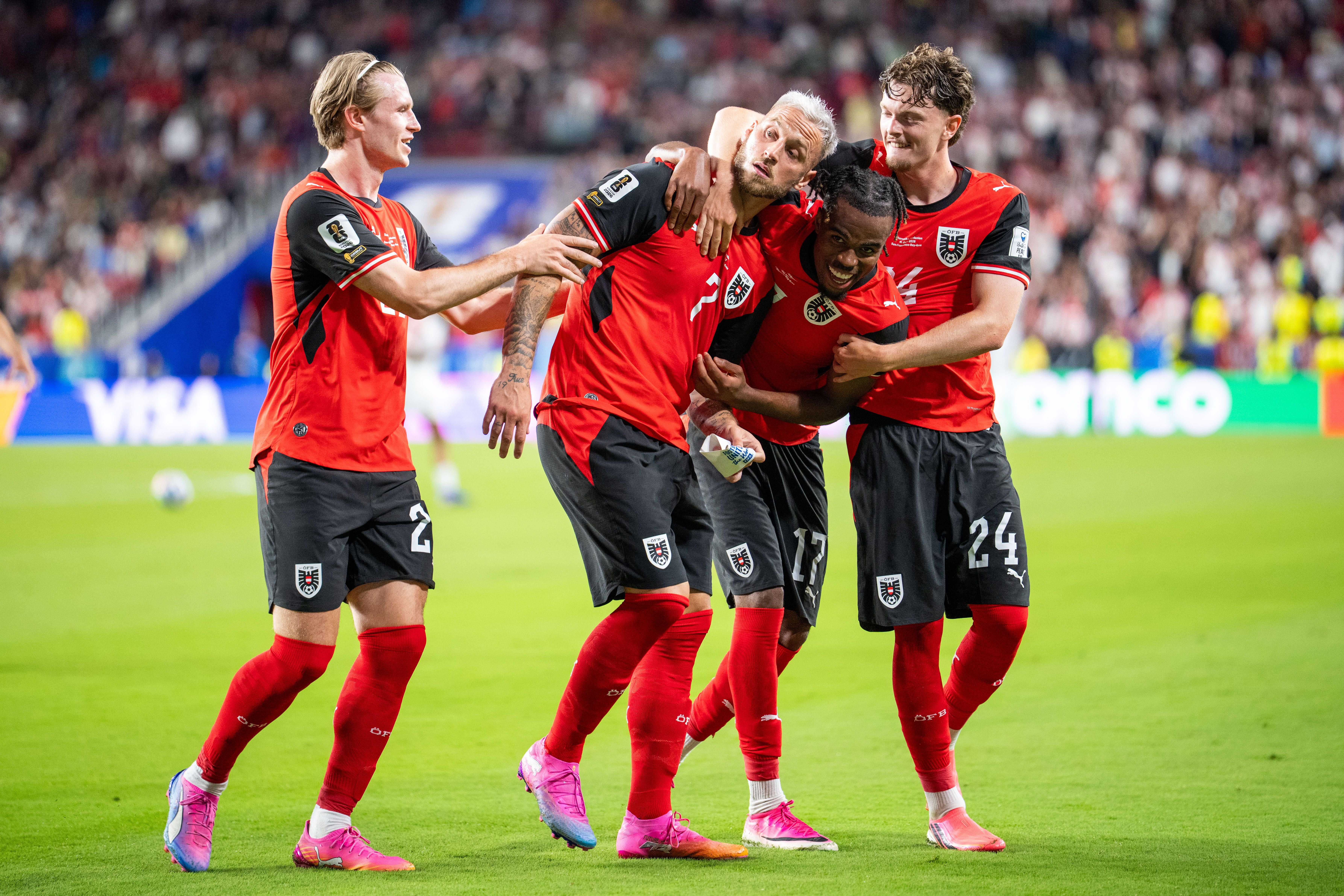 ABD0092_20260617 - SANTA CLARA - USA: Marko Arnautovic (AUT) jubelt mit Patrick Wimmer (AUT, L), Carney Chukwuemeka (AUT) und Paul Wanner (AUT) nach seinem Elfmeter zum 3:1 für Österreich am Dienstag, 16. Juni 2026, während der Begegnung zwischen Österreich und Jordanien in der 1. Runde der Gruppe J der FIFA Fussball-Weltmeisterschaft 2026 im San Francisco Bay Area Stadion in Santa Clara. - FOTO: APA/GEORG HOCHMUTH